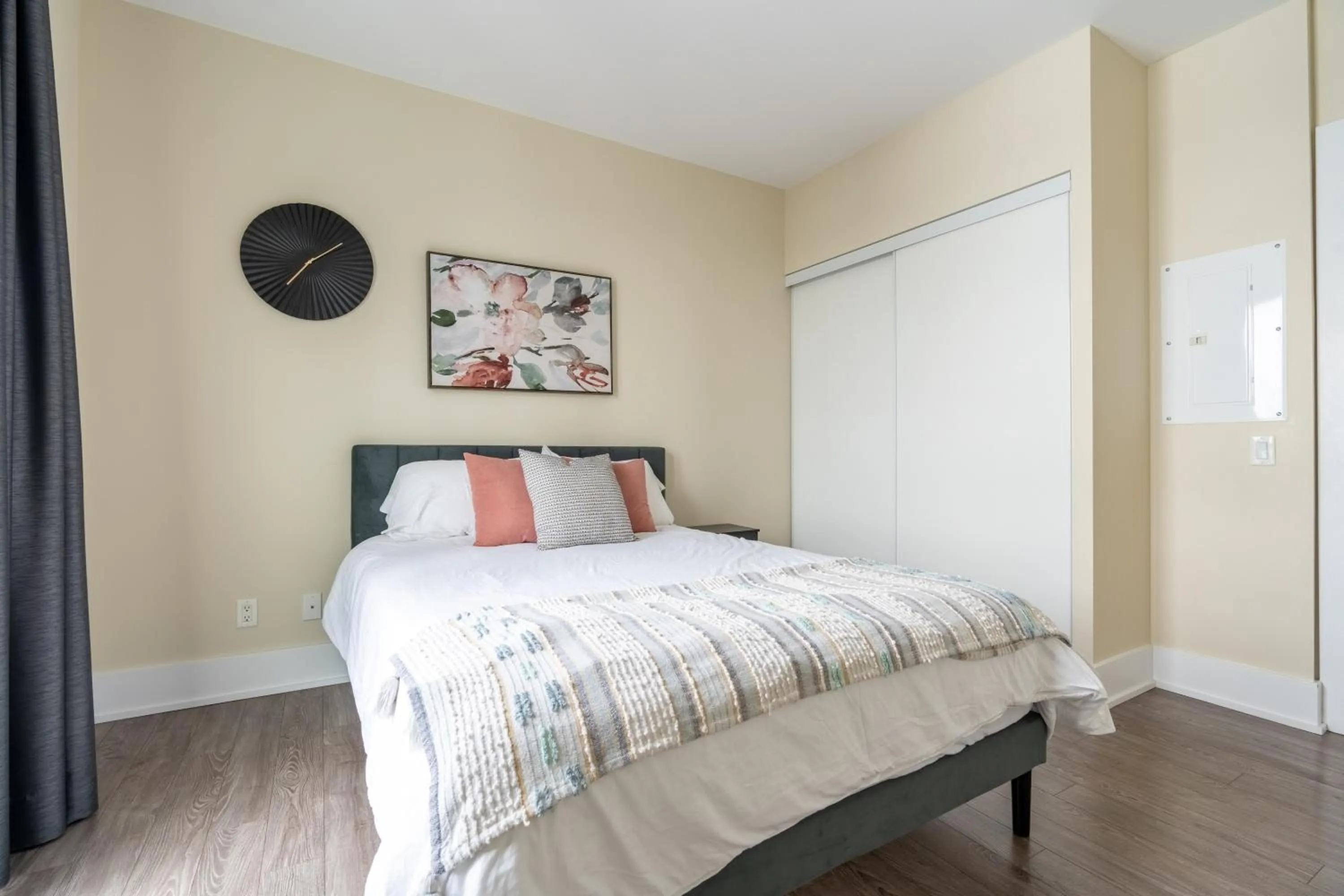 Bed in GLOBALSTAY Modern Downtown Apartment