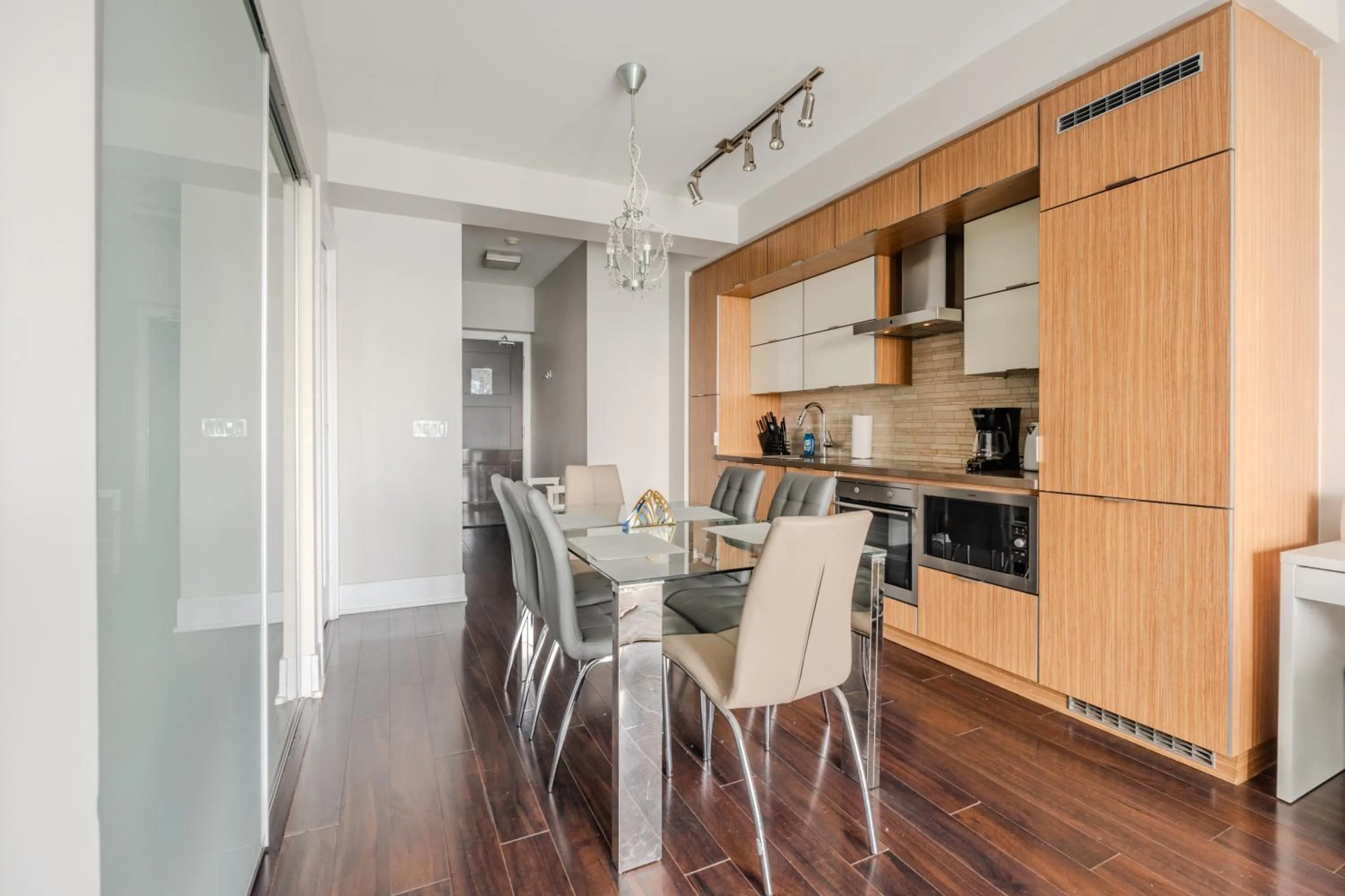 Kitchen or kitchenette in GLOBALSTAY Modern Downtown Apartment