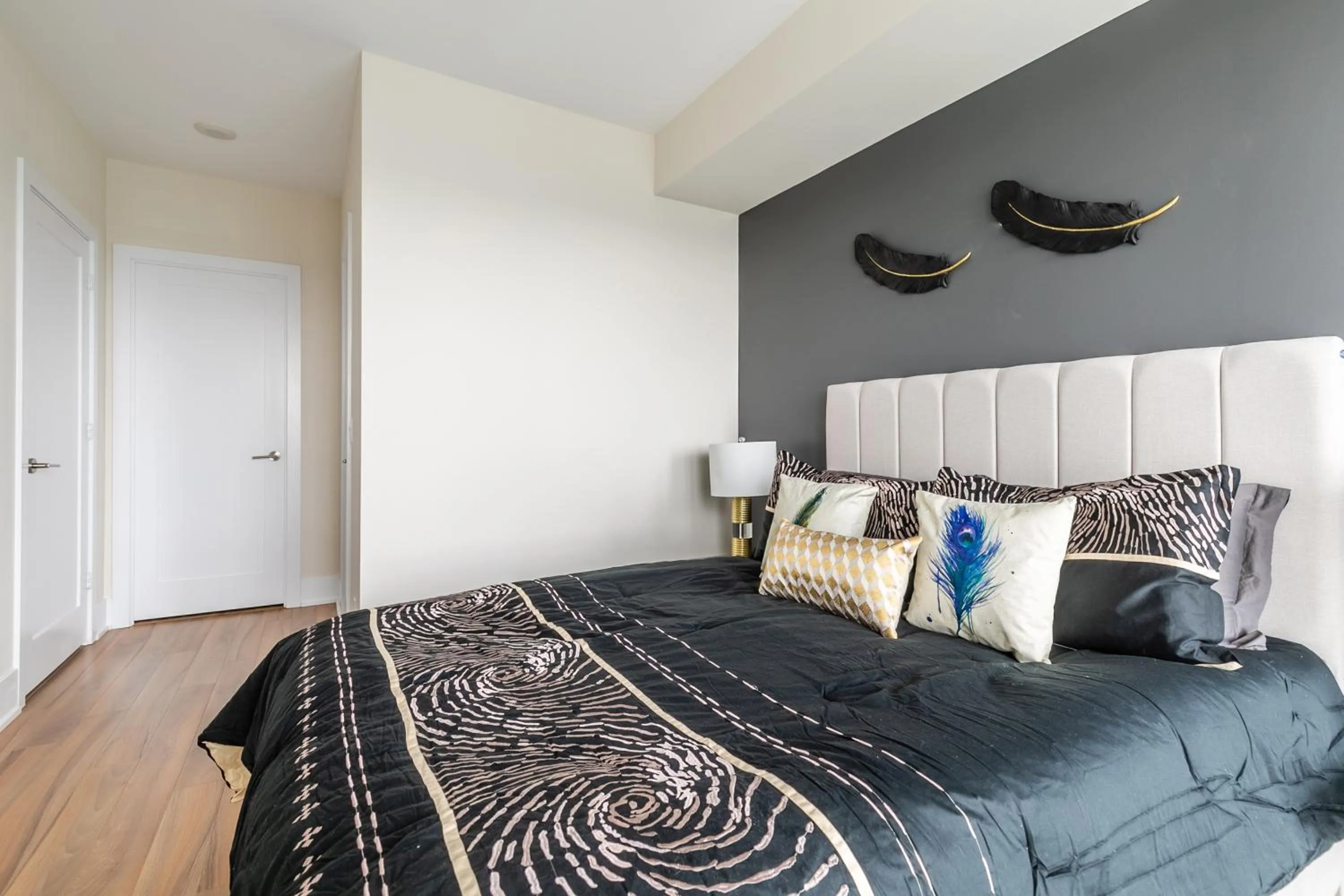 Bed in GLOBALSTAY Modern Downtown Apartment