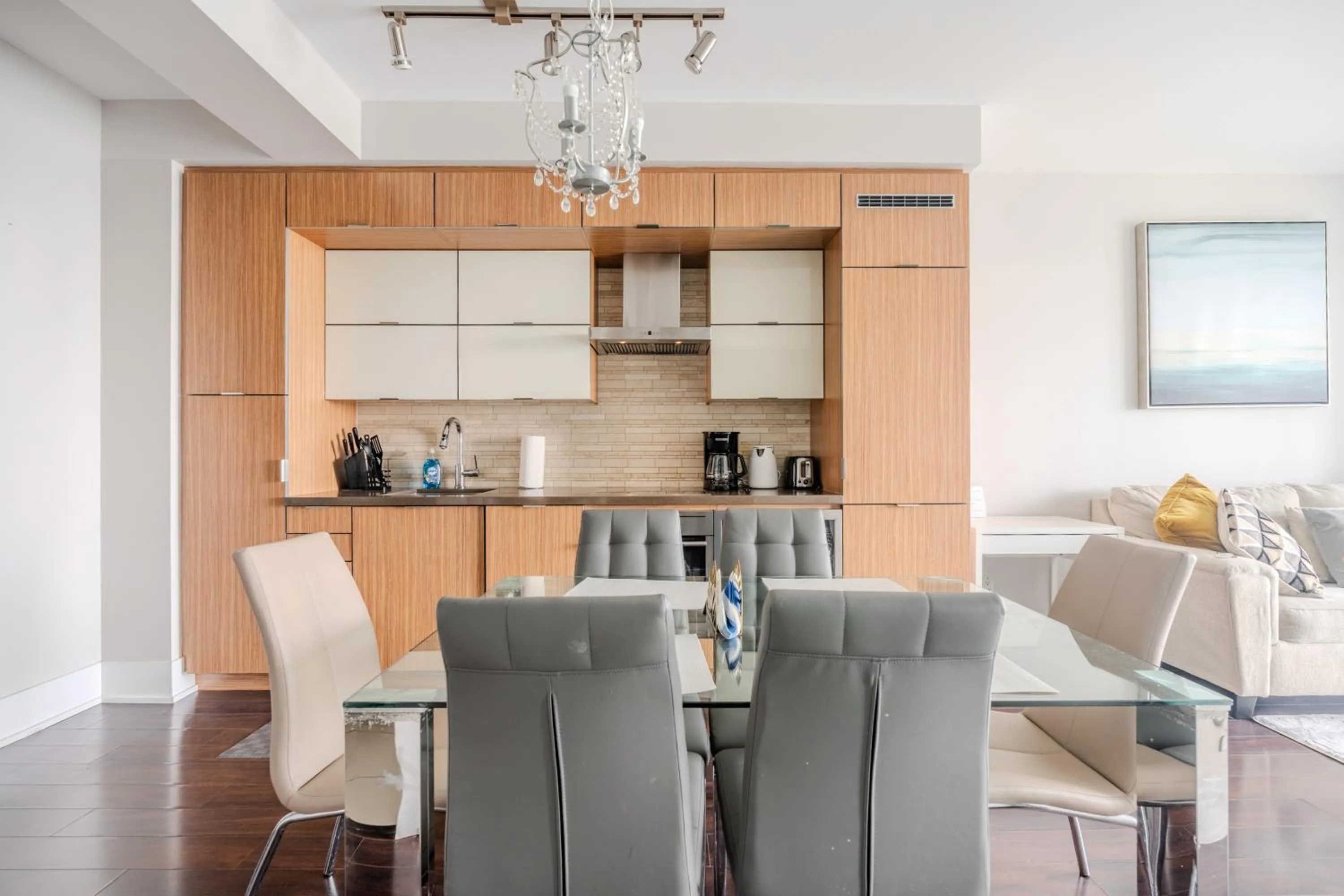 Kitchen or kitchenette in GLOBALSTAY Modern Downtown Apartment