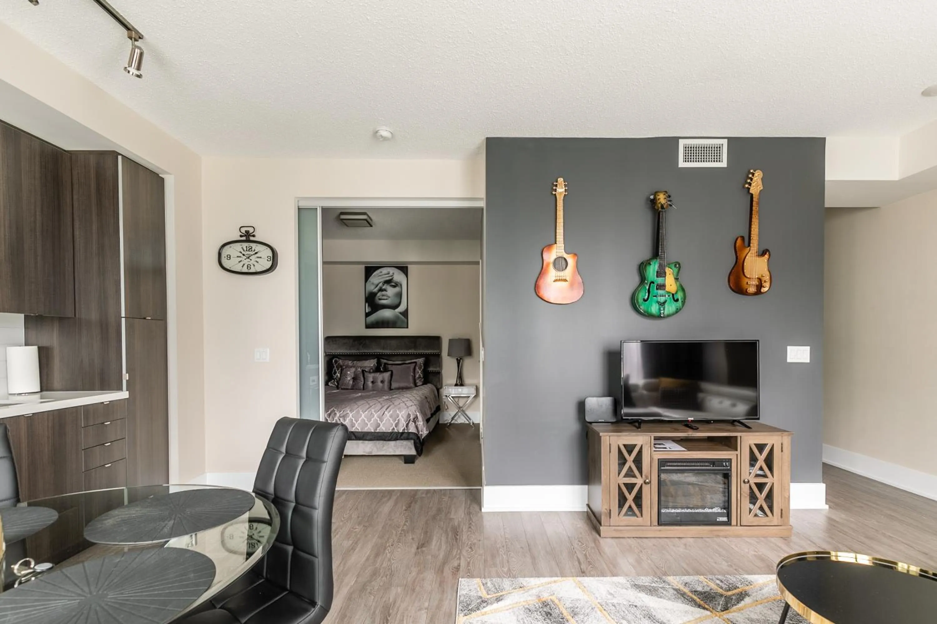 TV and multimedia in GLOBALSTAY Modern Downtown Apartment