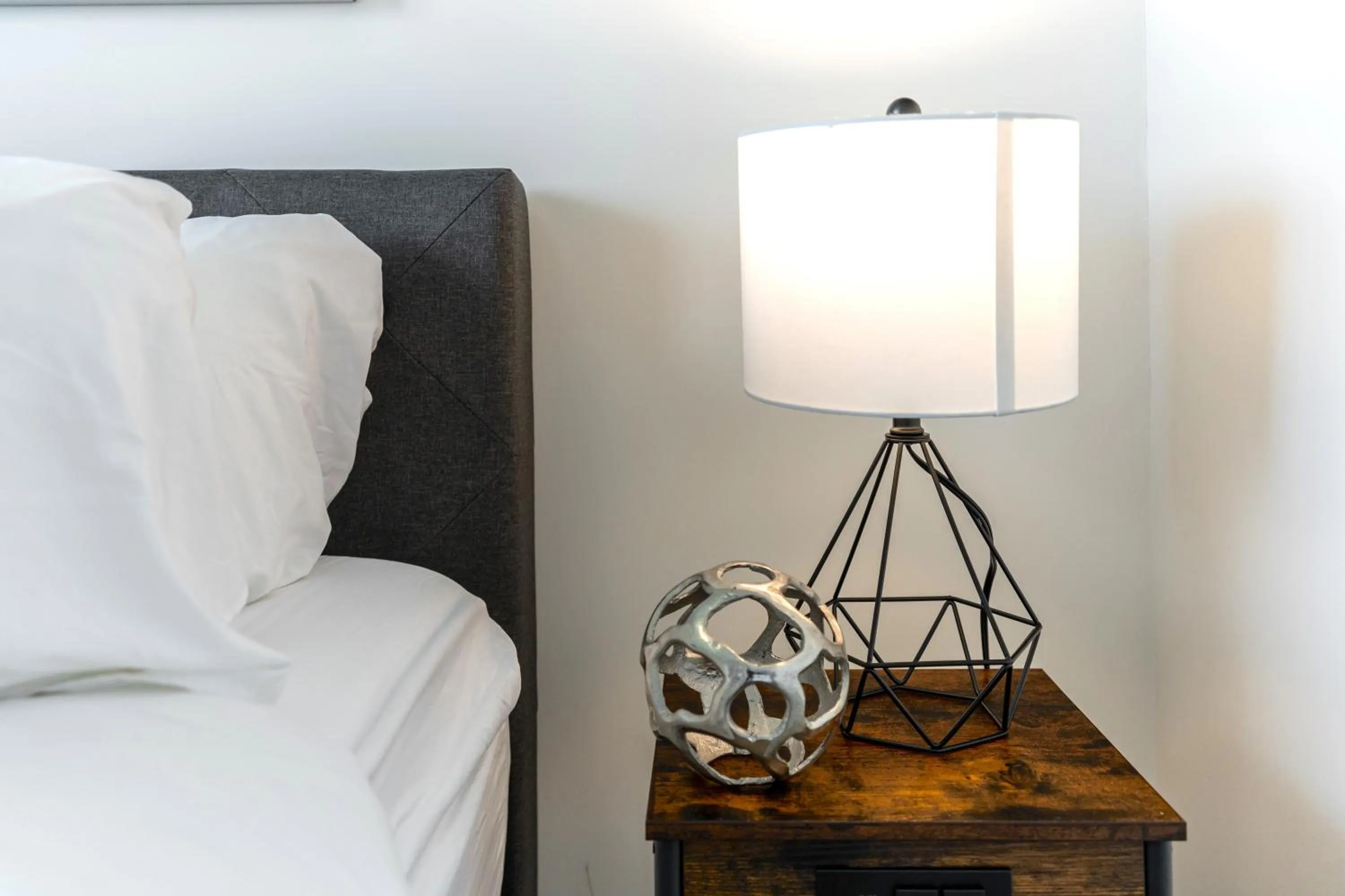 Bed in GLOBALSTAY Modern Downtown Apartment