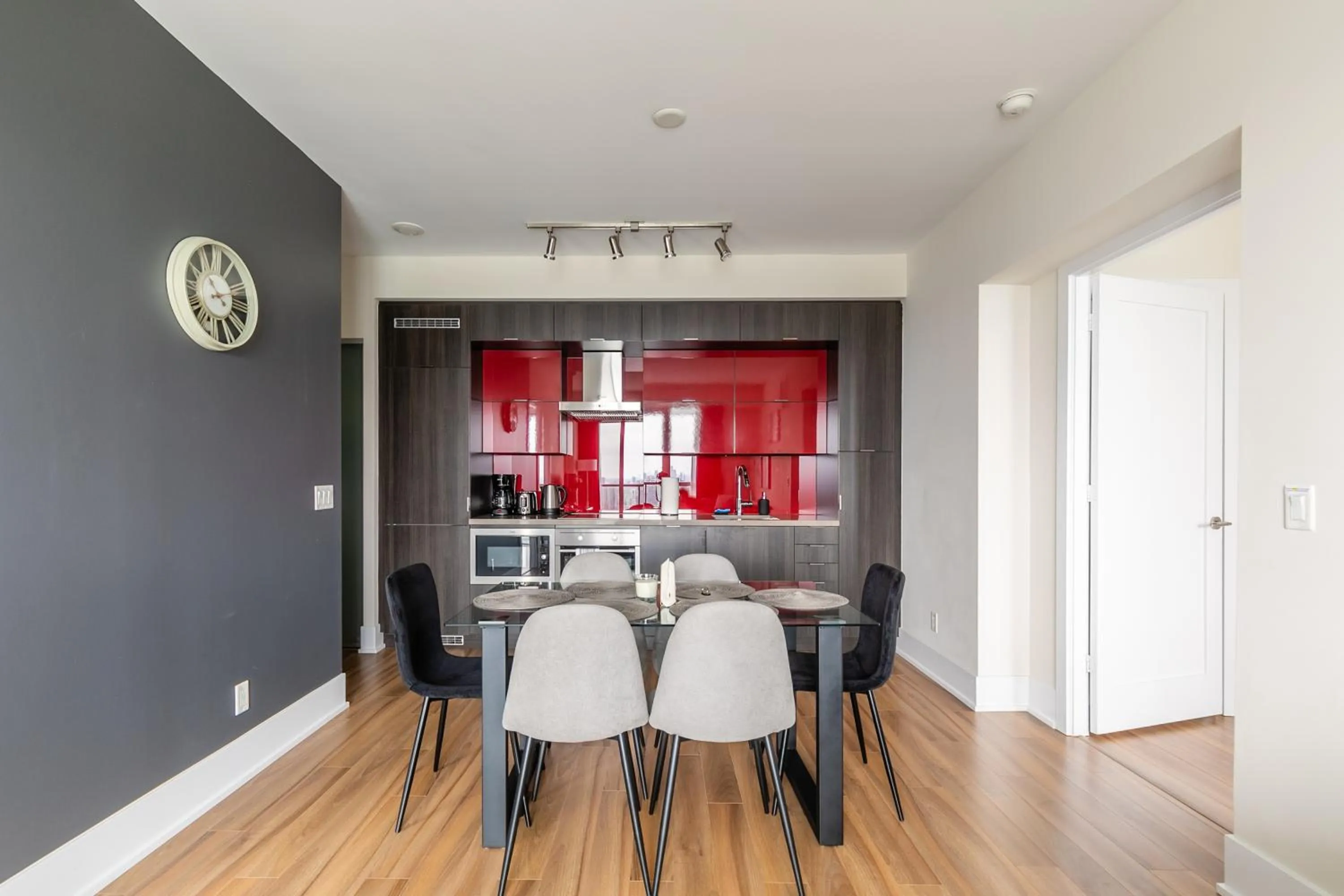 Kitchen or kitchenette in GLOBALSTAY Modern Downtown Apartment
