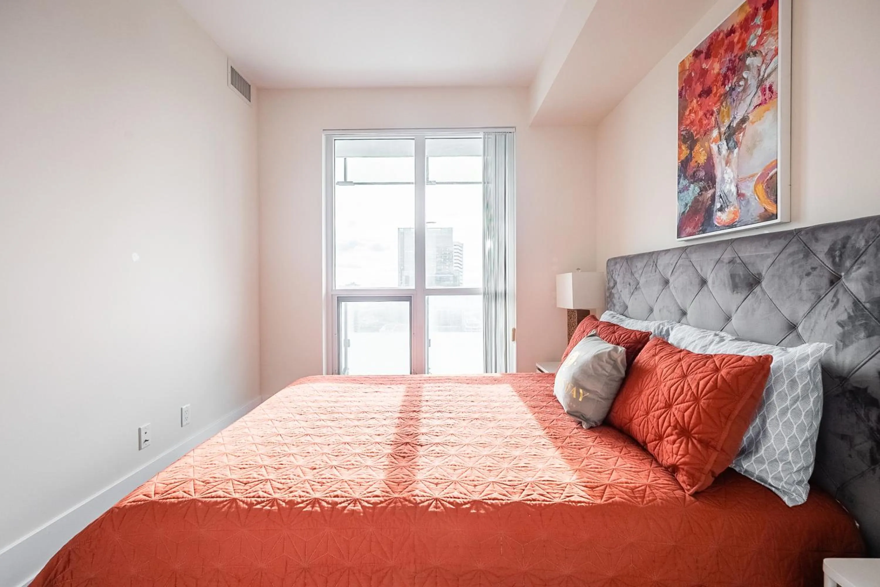 Bed in GLOBALSTAY Modern Downtown Apartment