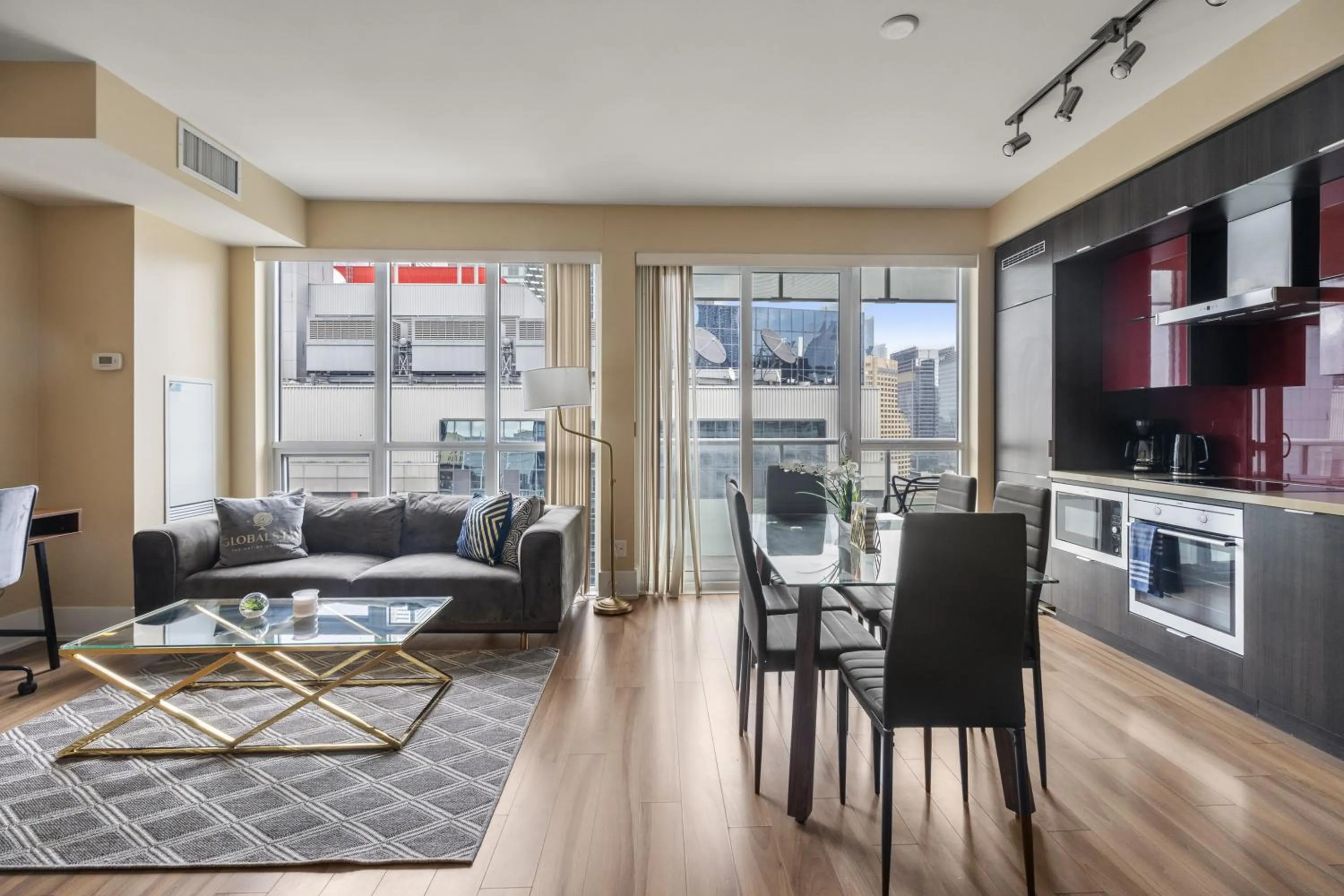 Kitchen or kitchenette in GLOBALSTAY Modern Downtown Apartment