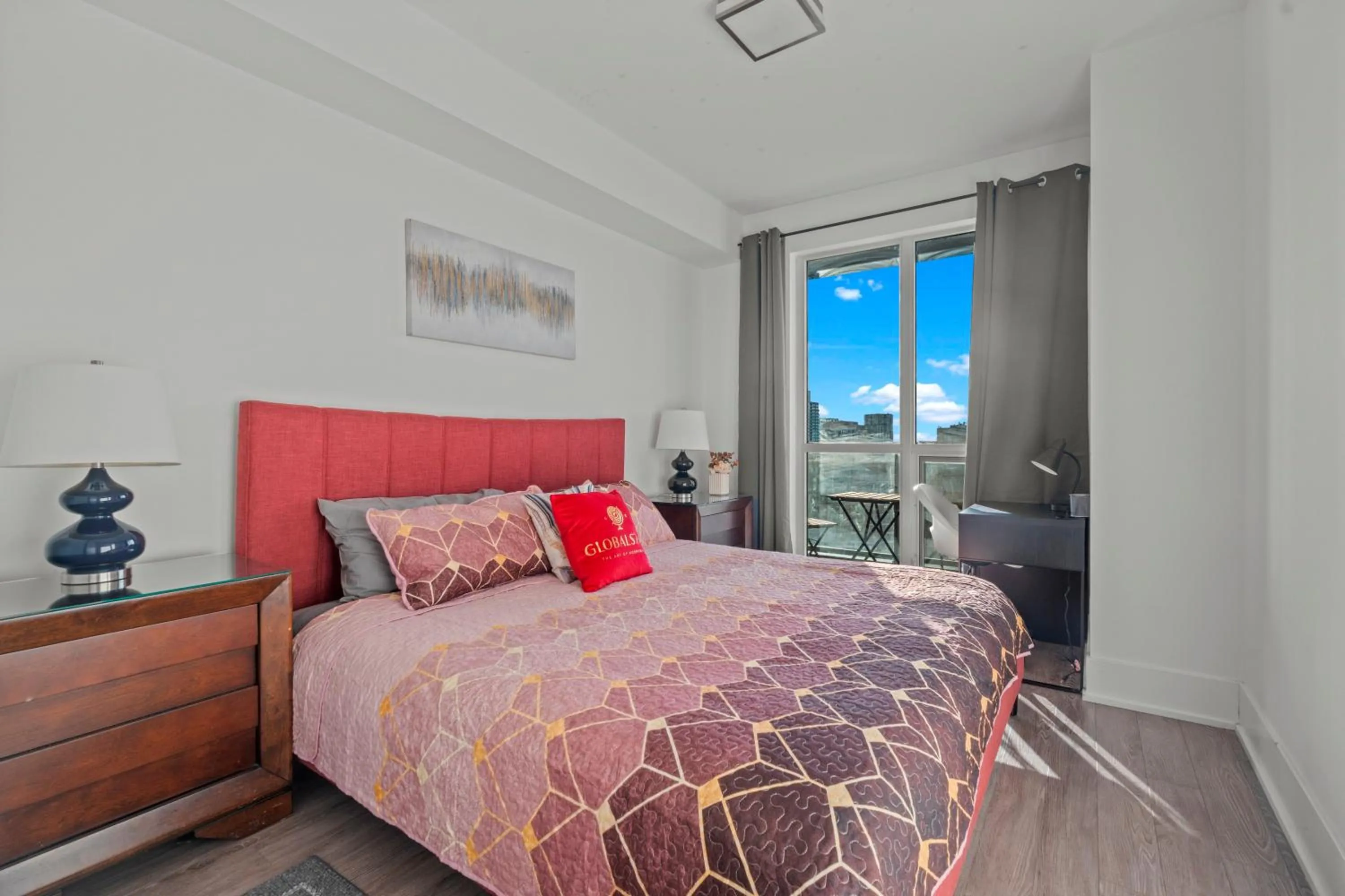 Bed in GLOBALSTAY Modern Downtown Apartment