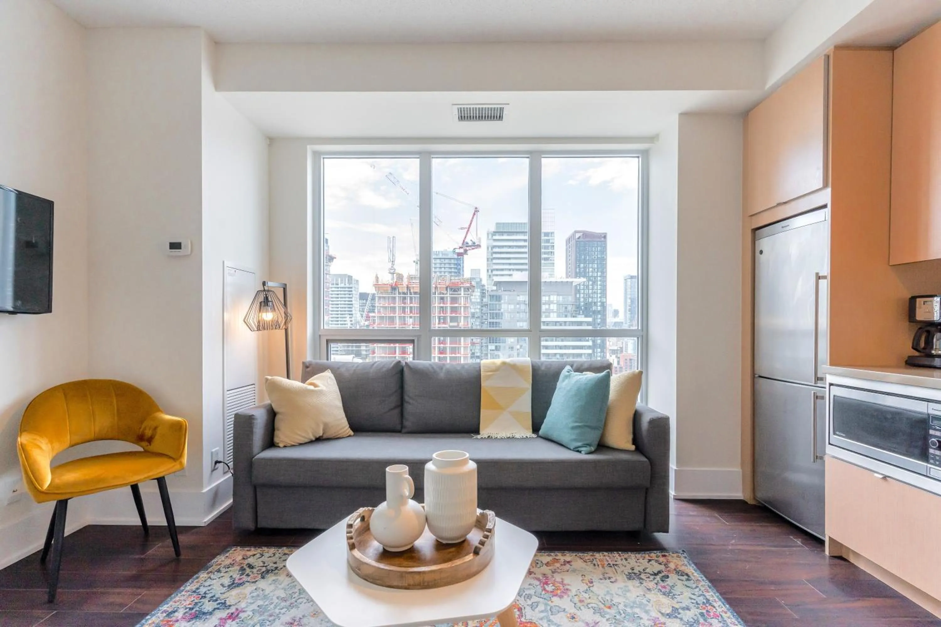 TV and multimedia in GLOBALSTAY Modern Downtown Apartment