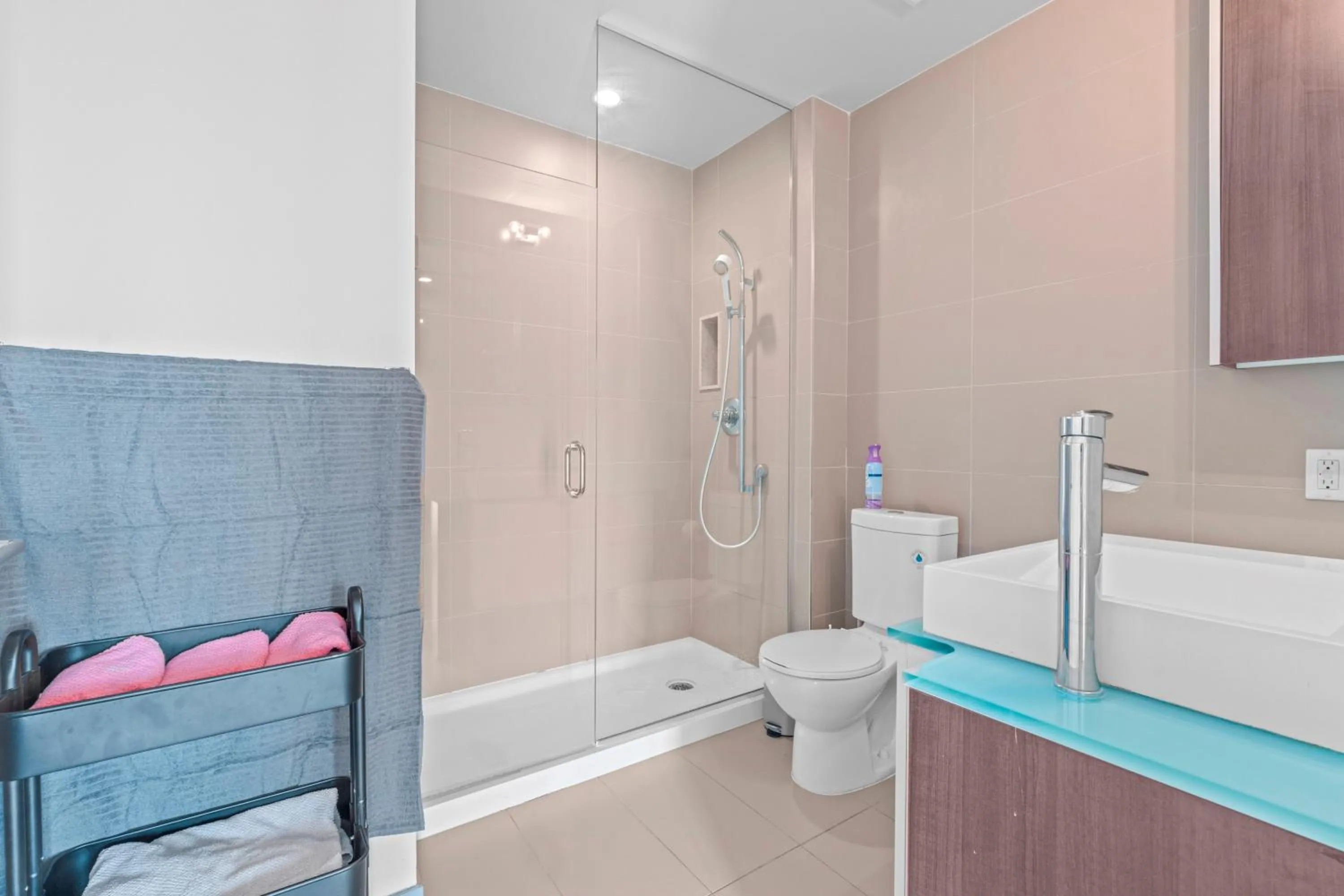 Shower in GLOBALSTAY Modern Downtown Apartment