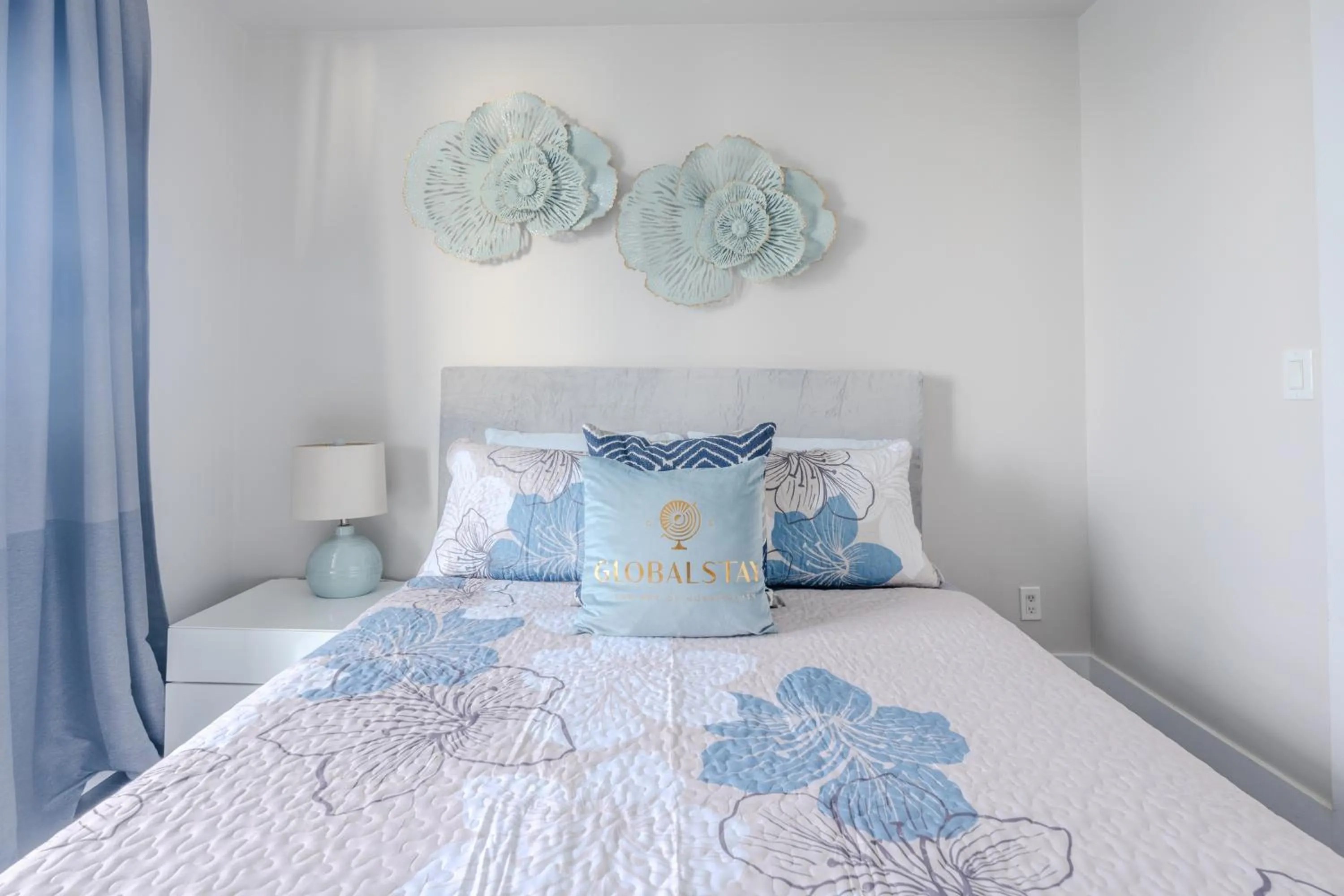 Bed in GLOBALSTAY Modern Downtown Apartment