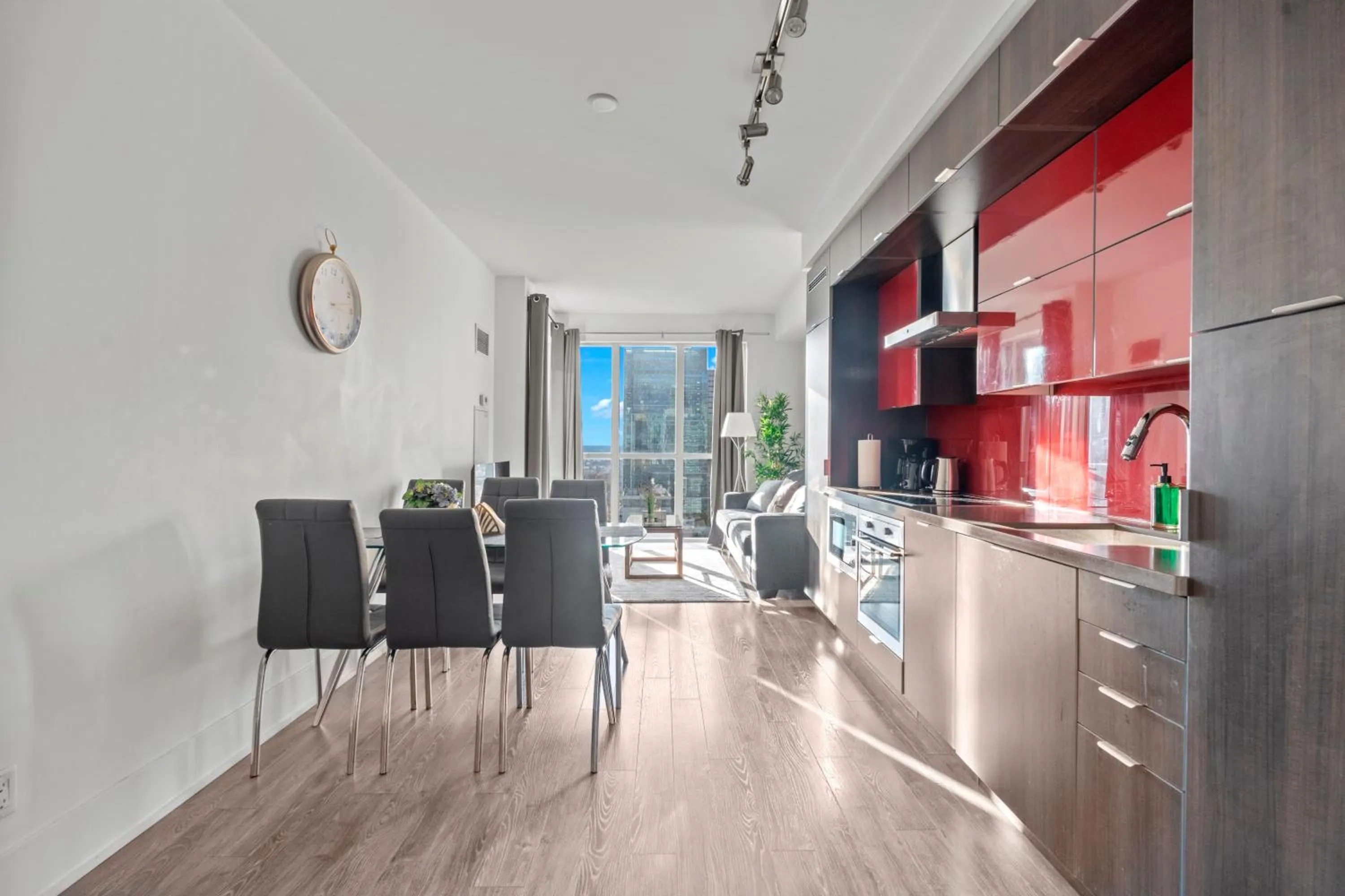Kitchen or kitchenette in GLOBALSTAY Modern Downtown Apartment