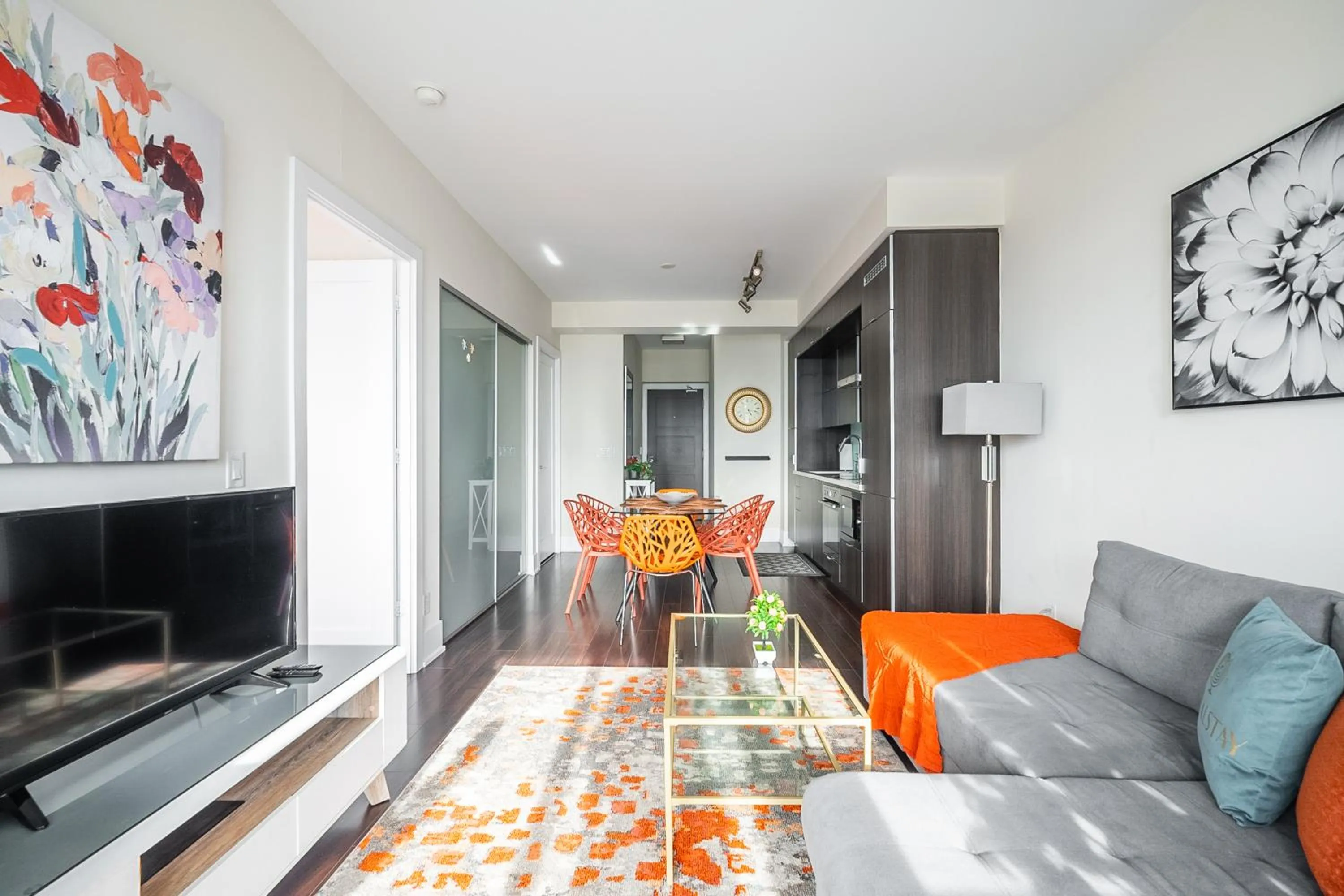 TV and multimedia in GLOBALSTAY Modern Downtown Apartment