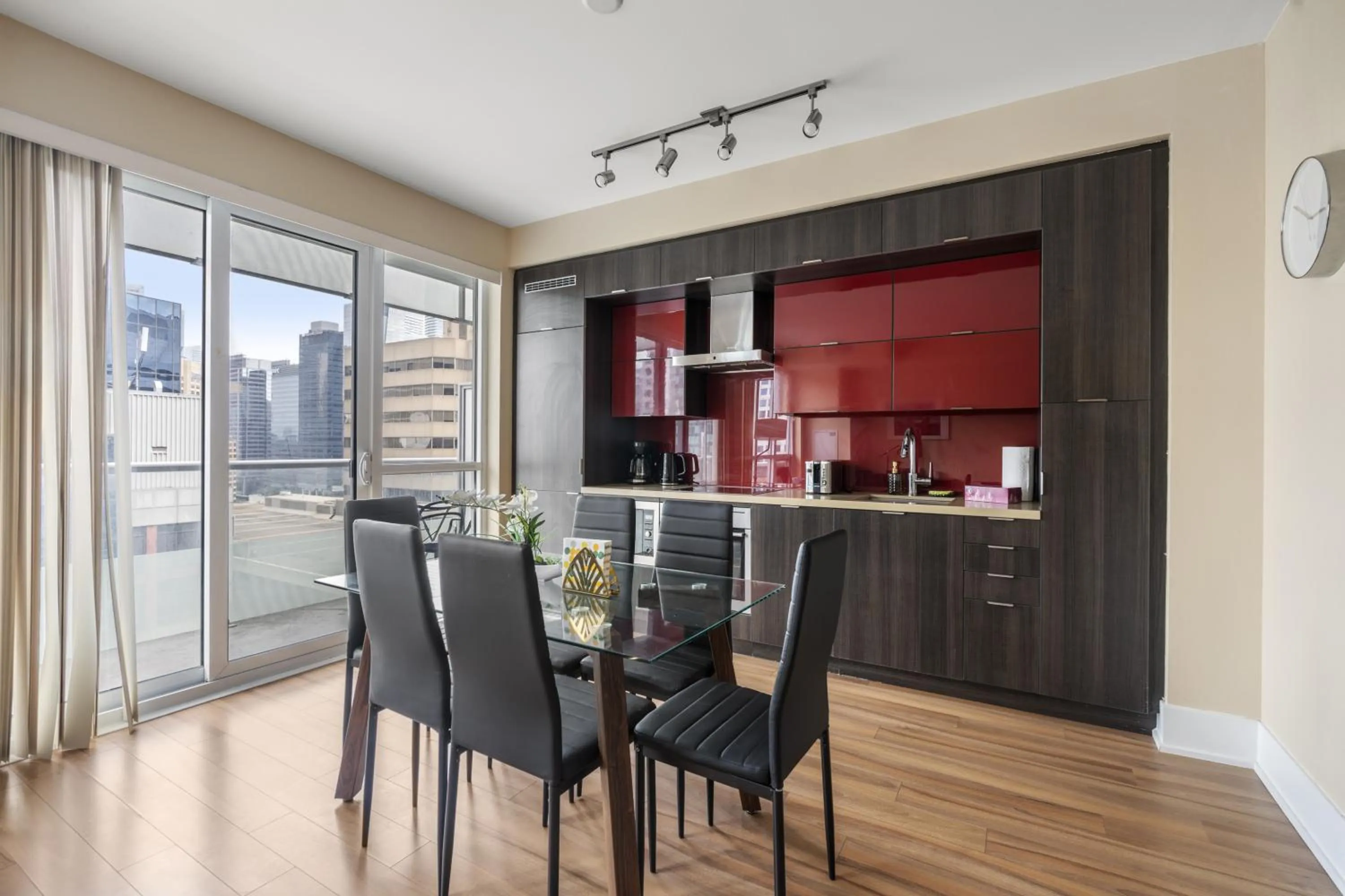Kitchen or kitchenette in GLOBALSTAY Modern Downtown Apartment