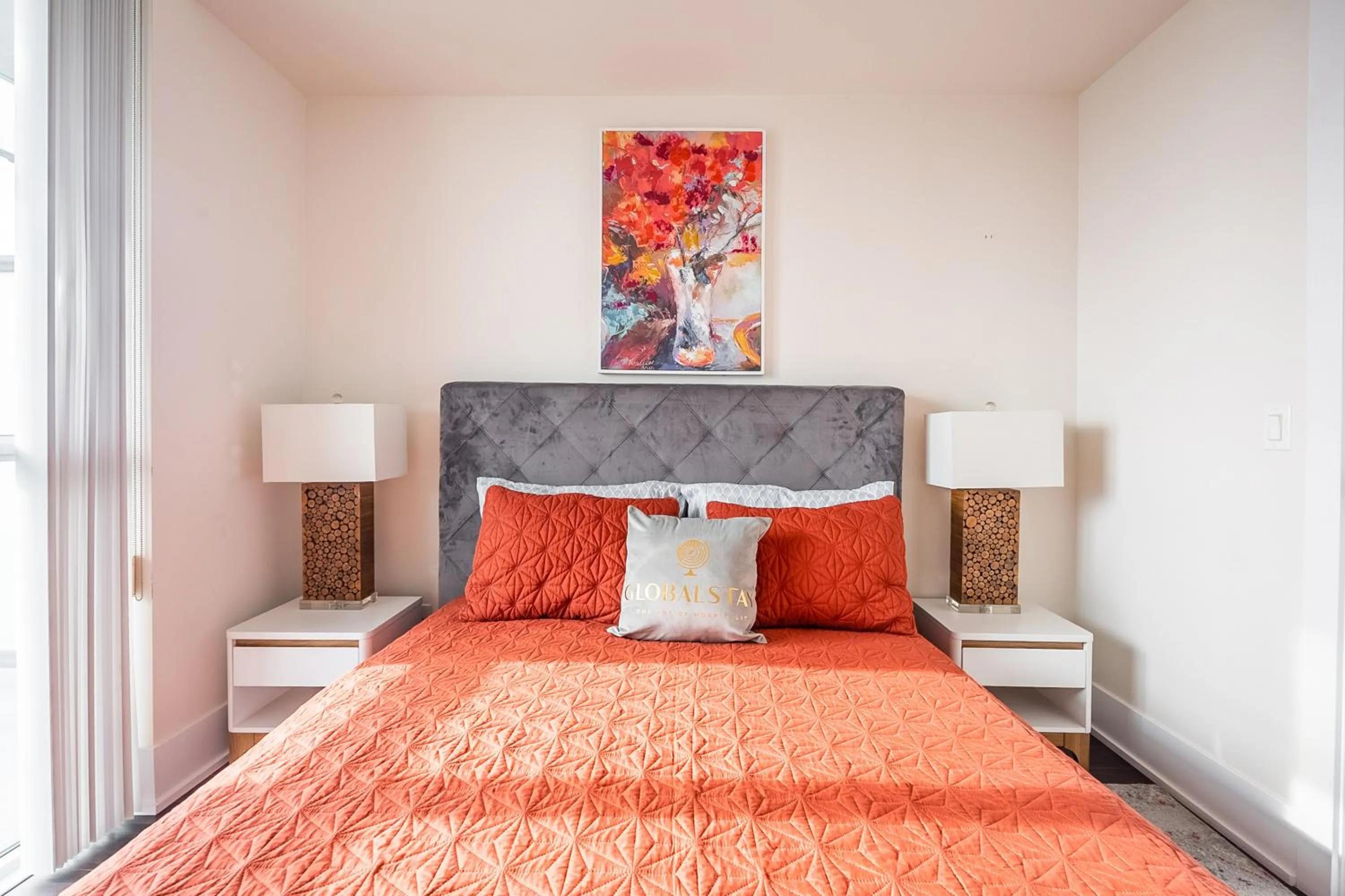 Bed in GLOBALSTAY Modern Downtown Apartment