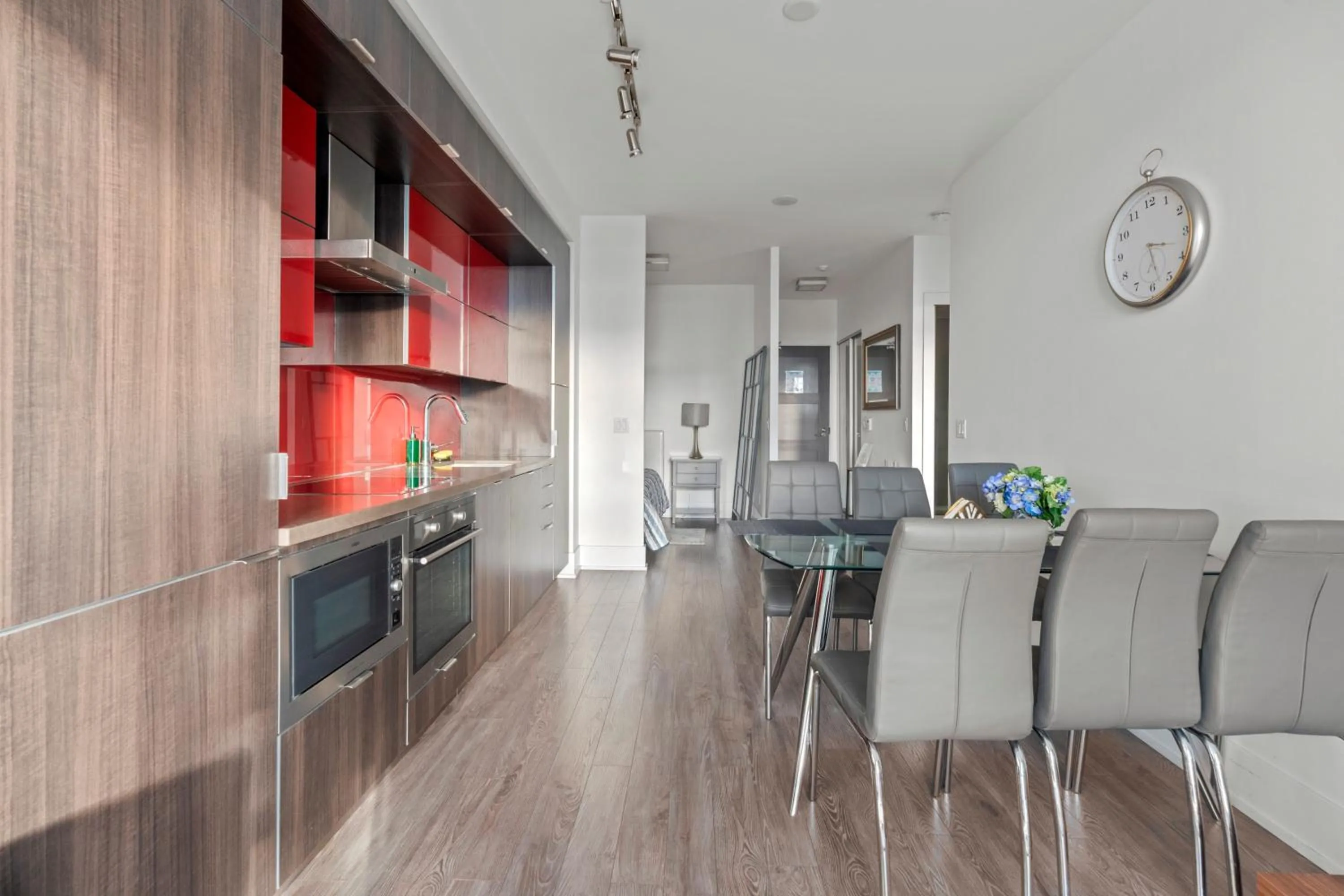 Kitchen or kitchenette in GLOBALSTAY Modern Downtown Apartment