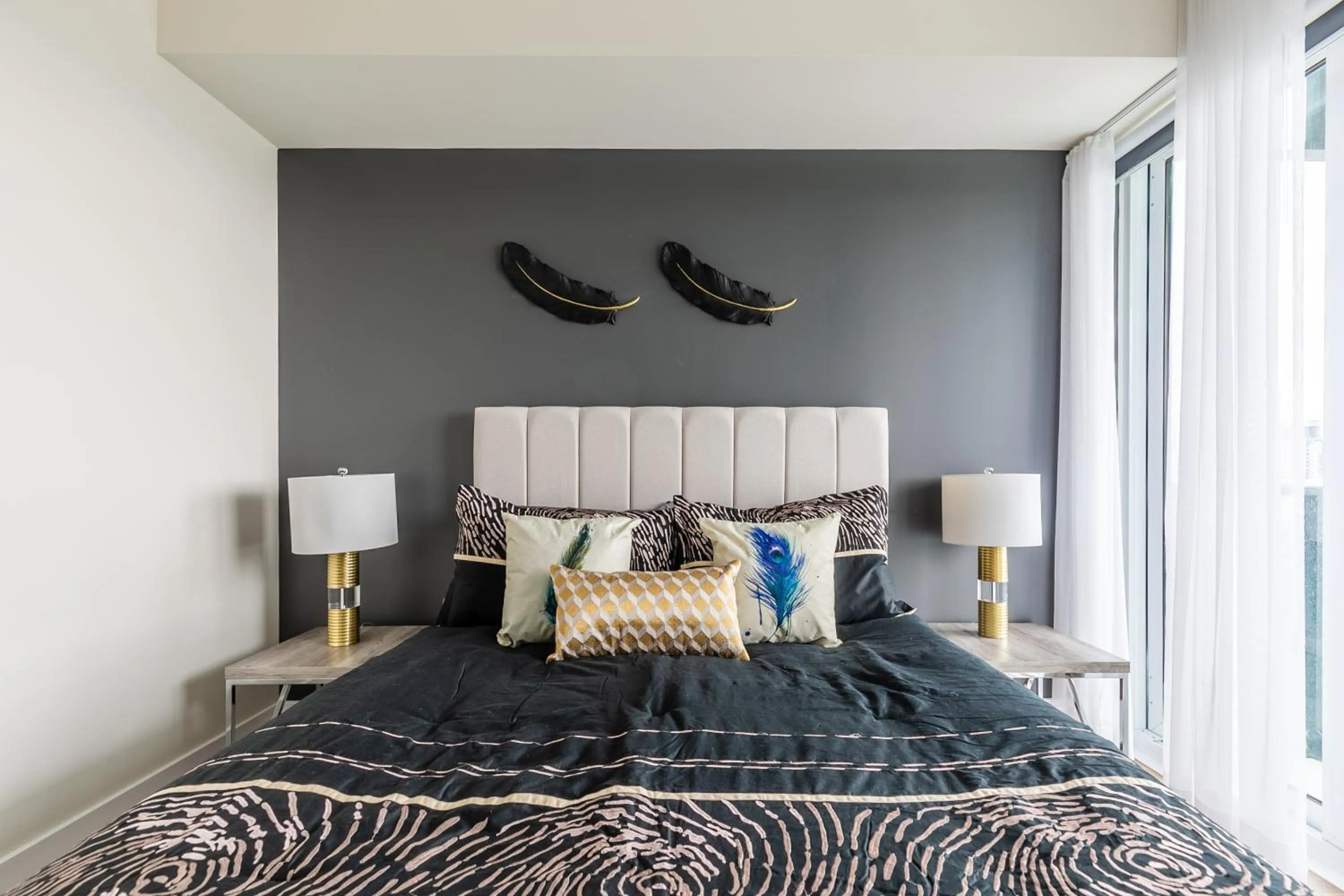 Bed in GLOBALSTAY Modern Downtown Apartment