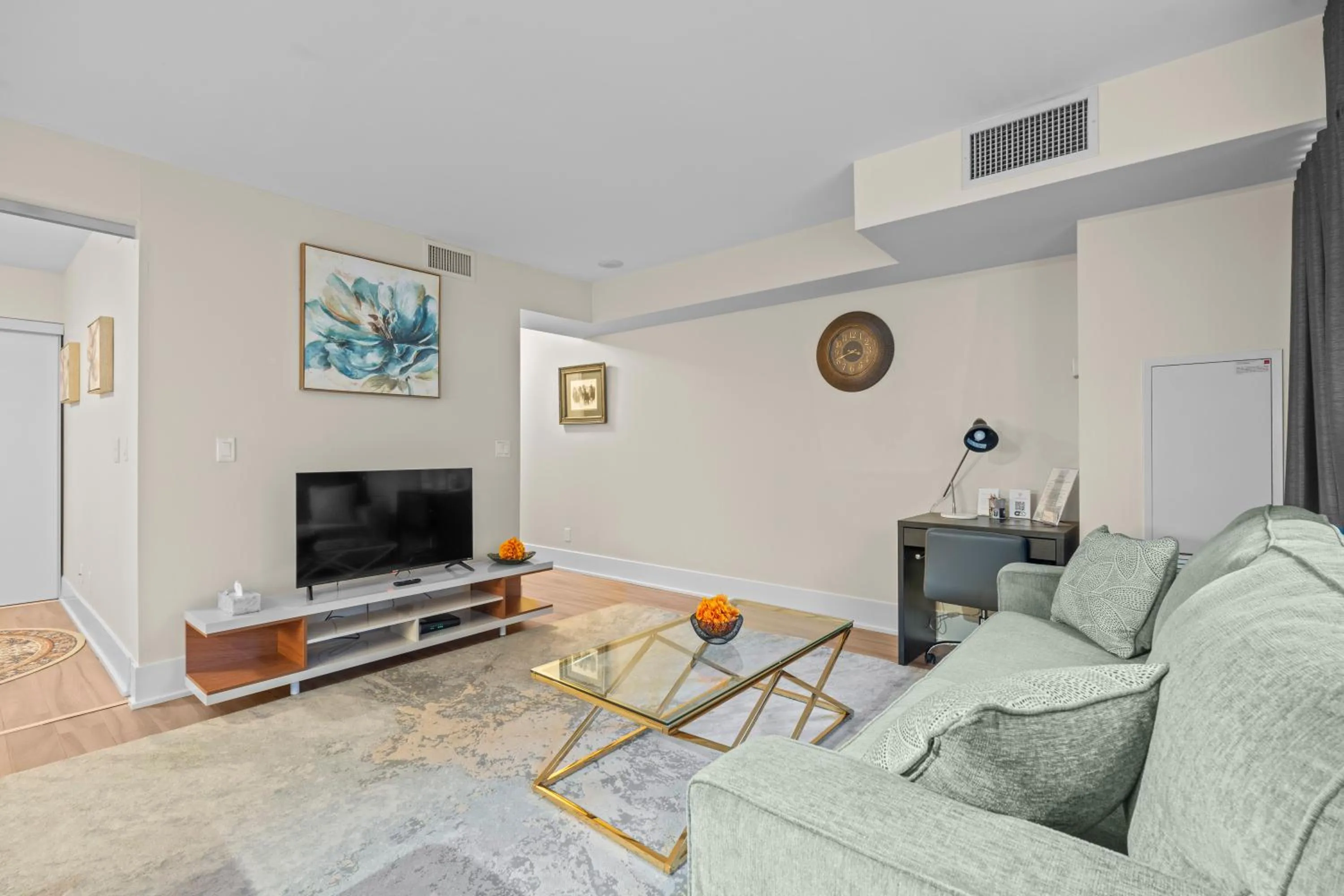 TV and multimedia in GLOBALSTAY Modern Downtown Apartment