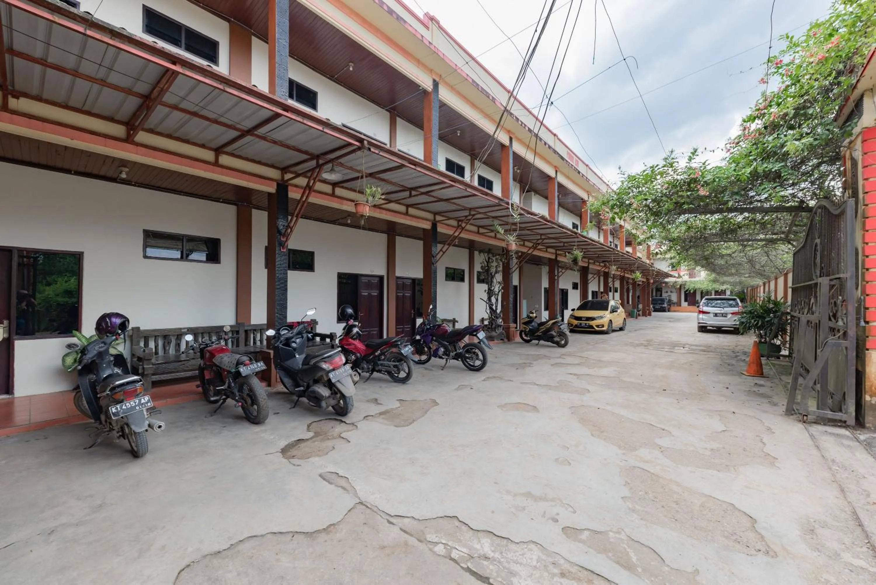 Property building in RedDoorz near Samarinda Square