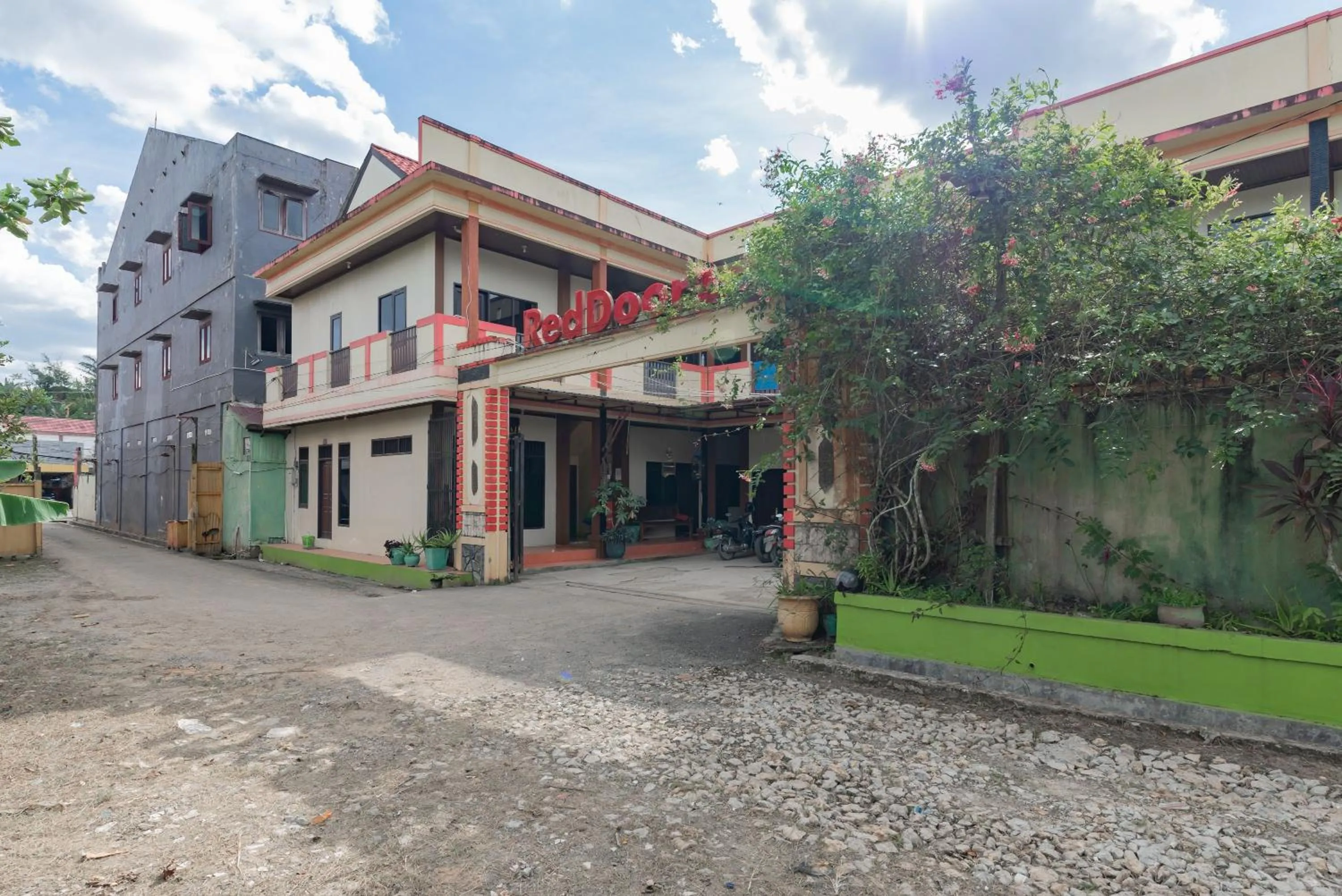 Property building in RedDoorz near Samarinda Square