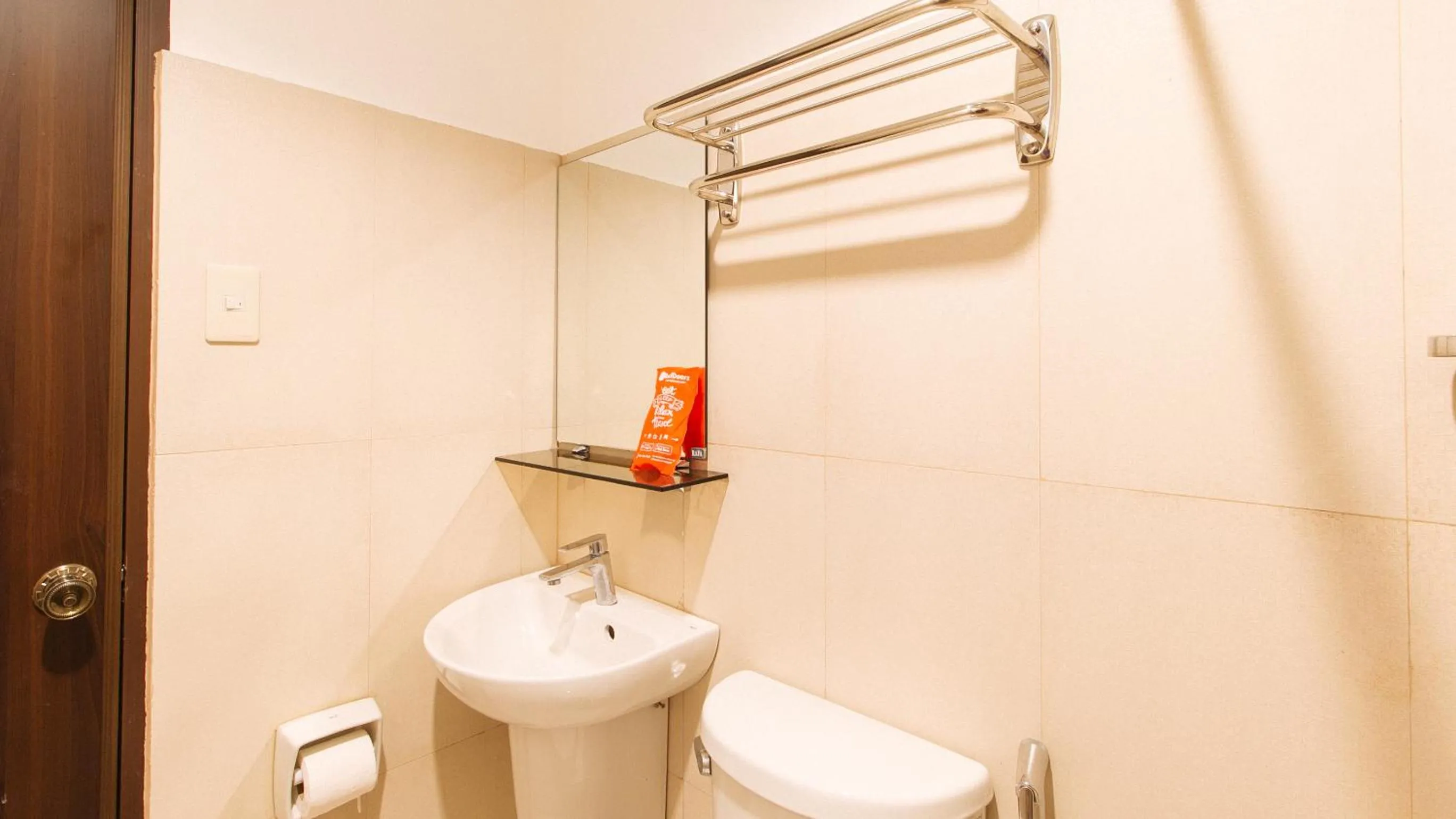 Toilet in RedDoorz at Manila Venetian Hotel