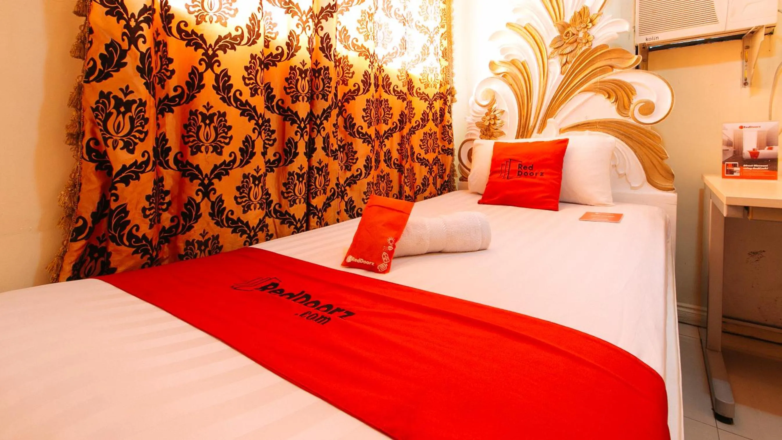 Bed in RedDoorz at Manila Venetian Hotel