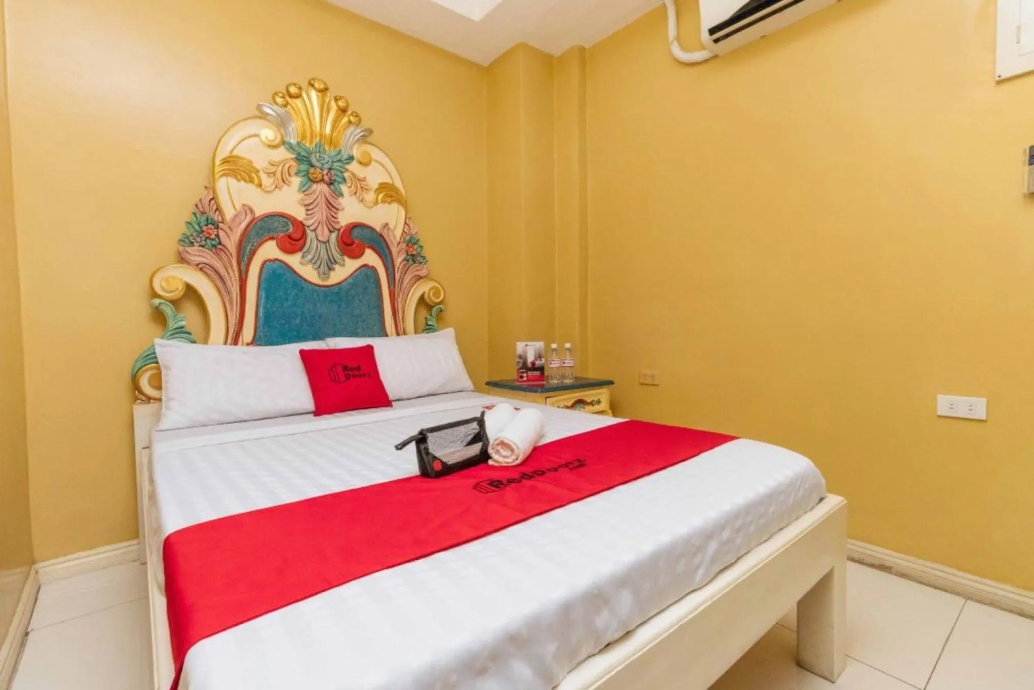 Bed in RedDoorz at Manila Venetian Hotel