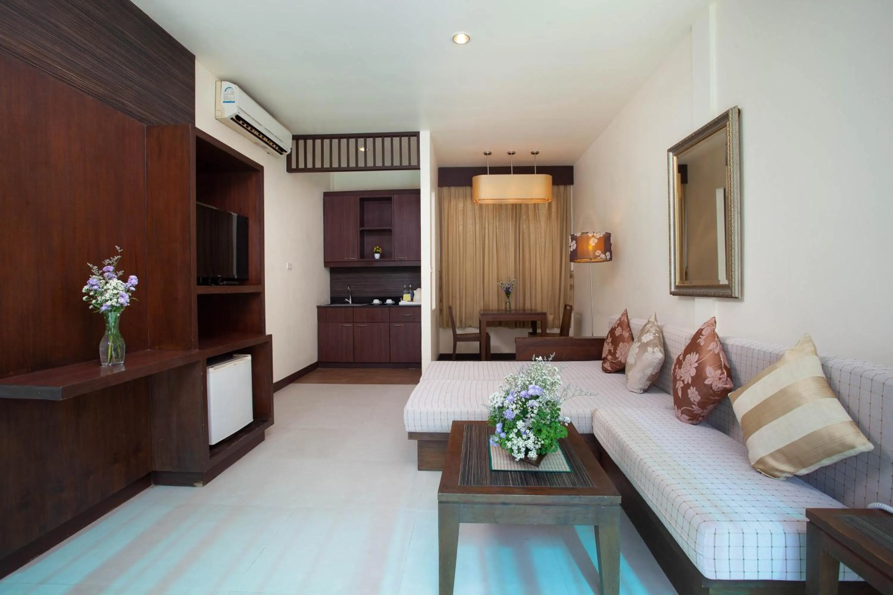 Living room, Bed in Al's Resort