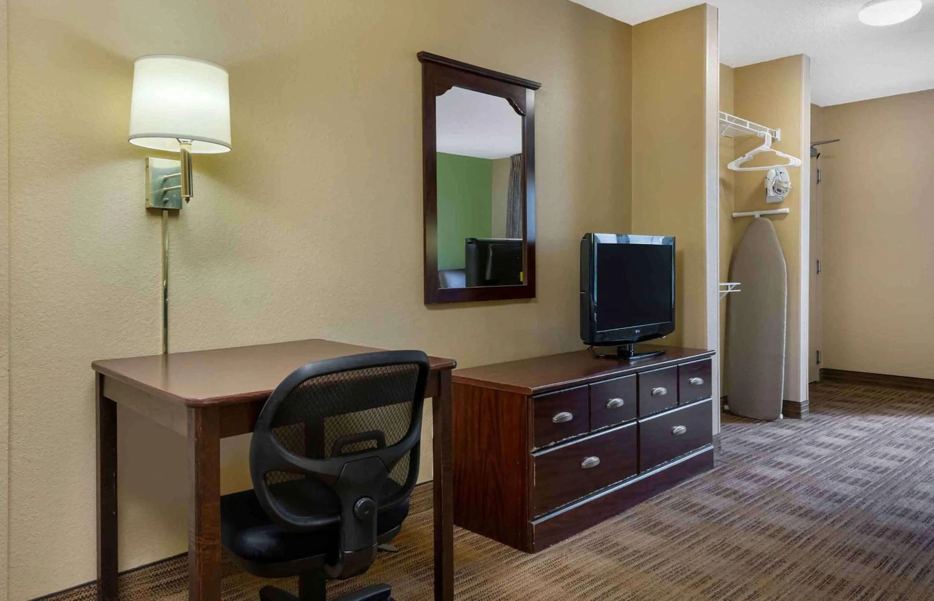 Bedroom in Extended Stay America Suites - Fresno - North