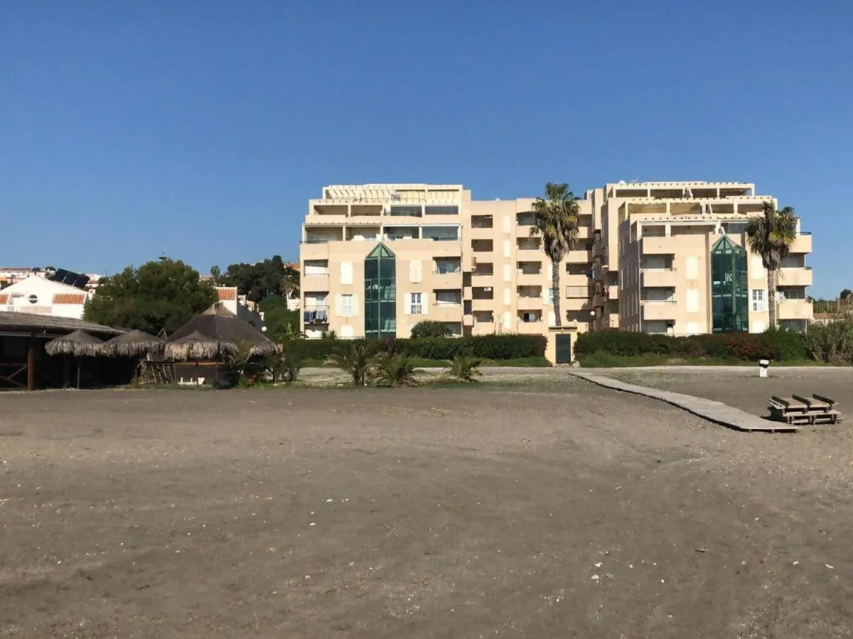 Espectacular residencial en 1a linea con piscina