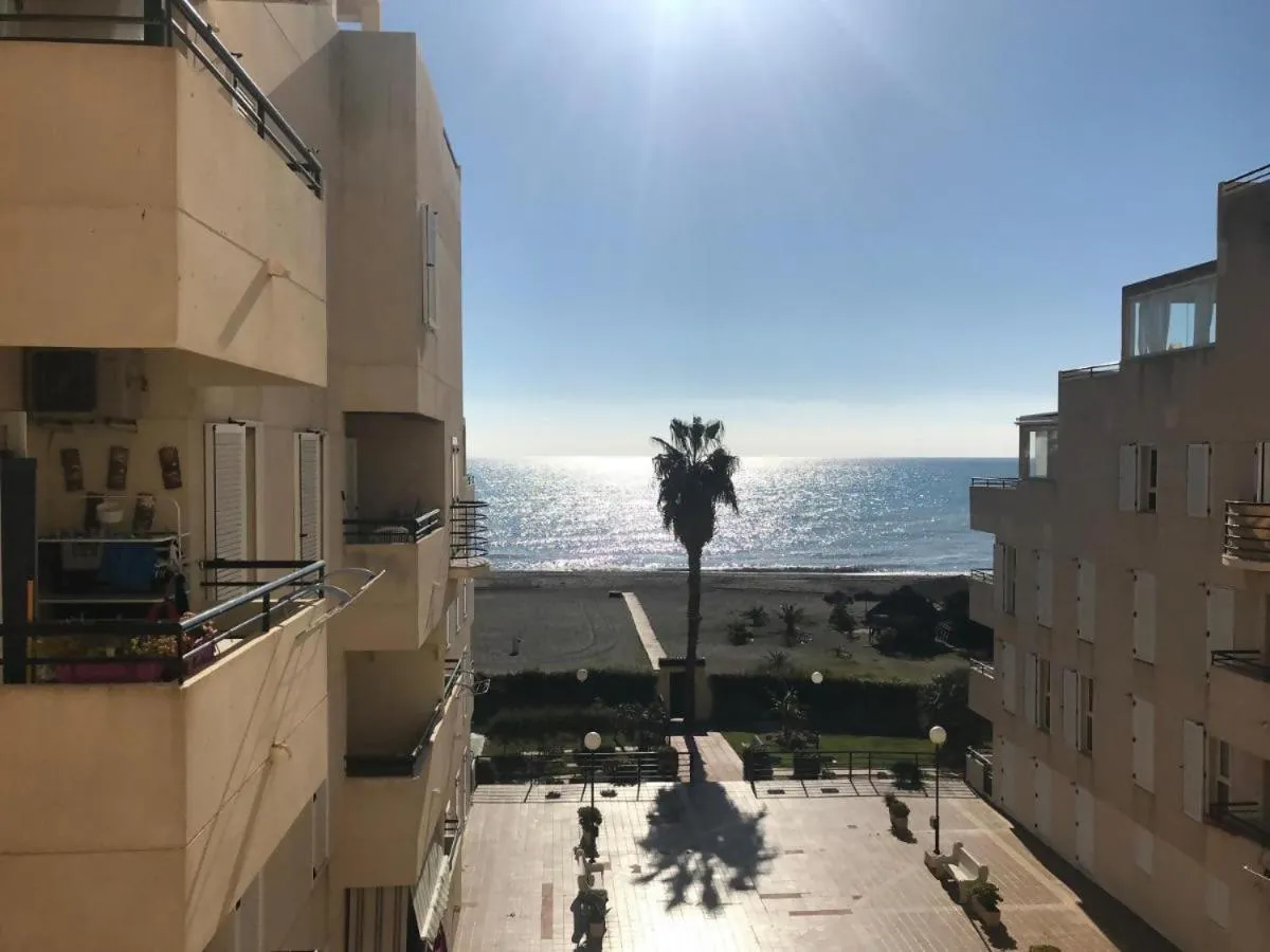 Espectacular residencial en 1a linea con piscina