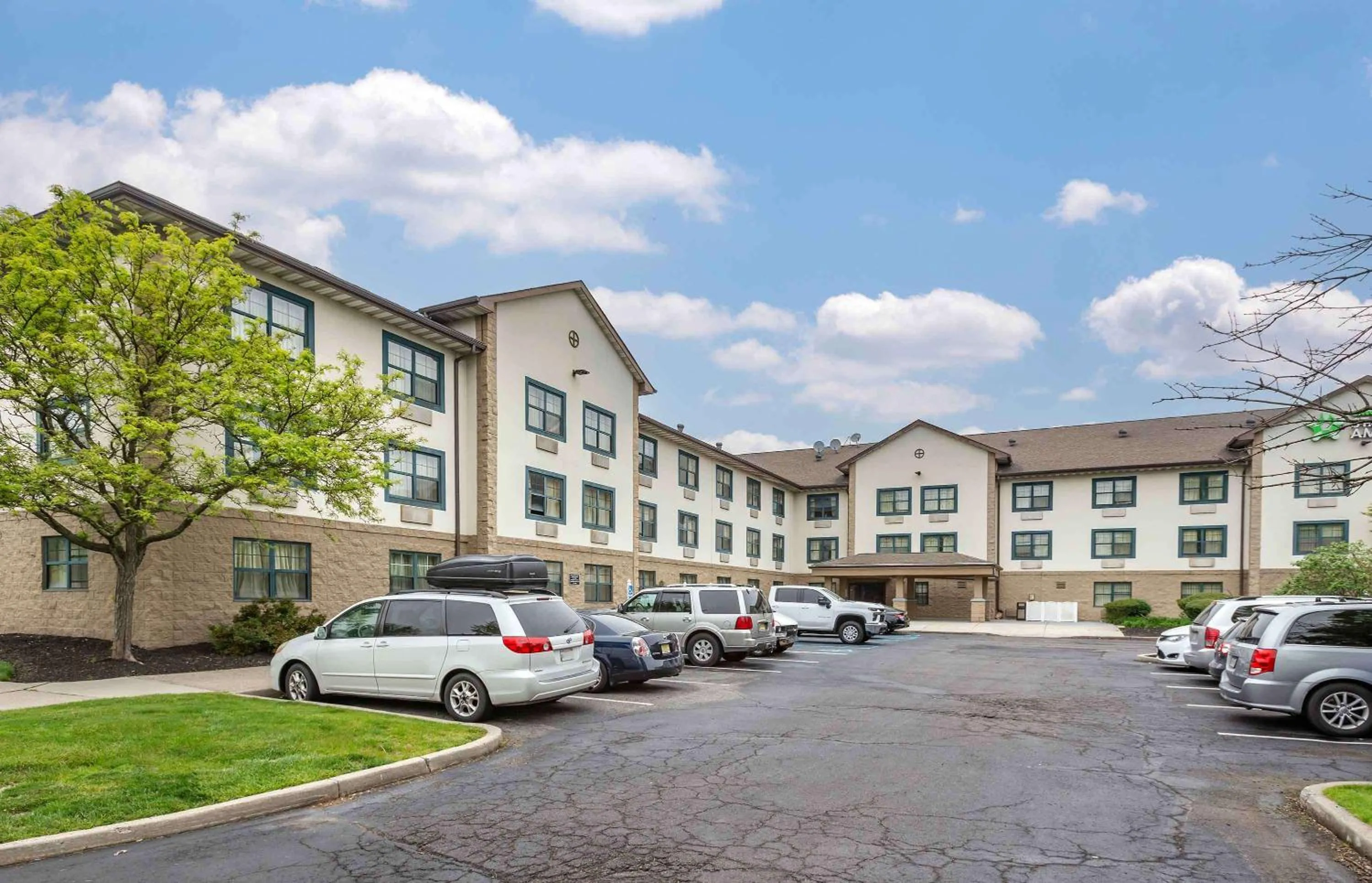 Property building in Extended Stay America Suites - Edison - Raritan Center