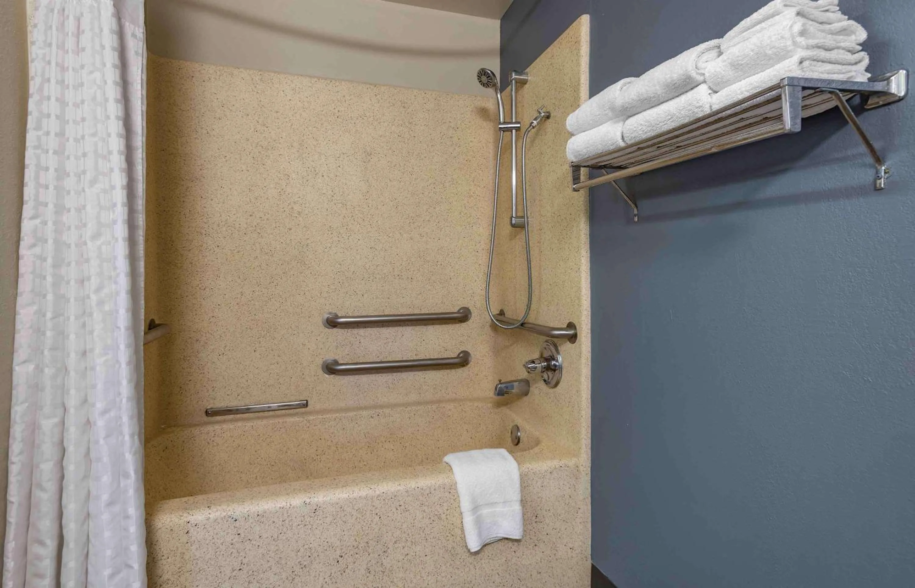 Bathroom in Extended Stay America Suites - Edison - Raritan Center