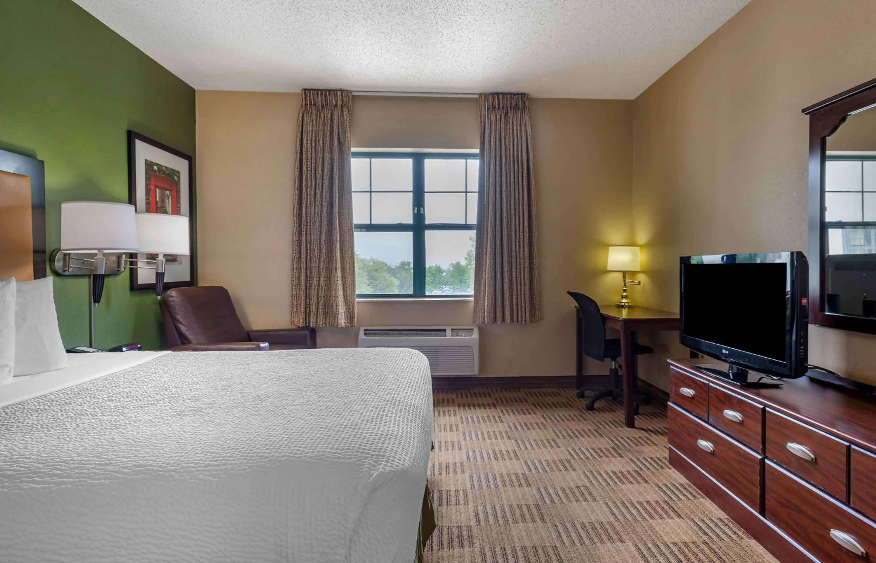 Bedroom, Bed in Extended Stay America Suites - Edison - Raritan Center