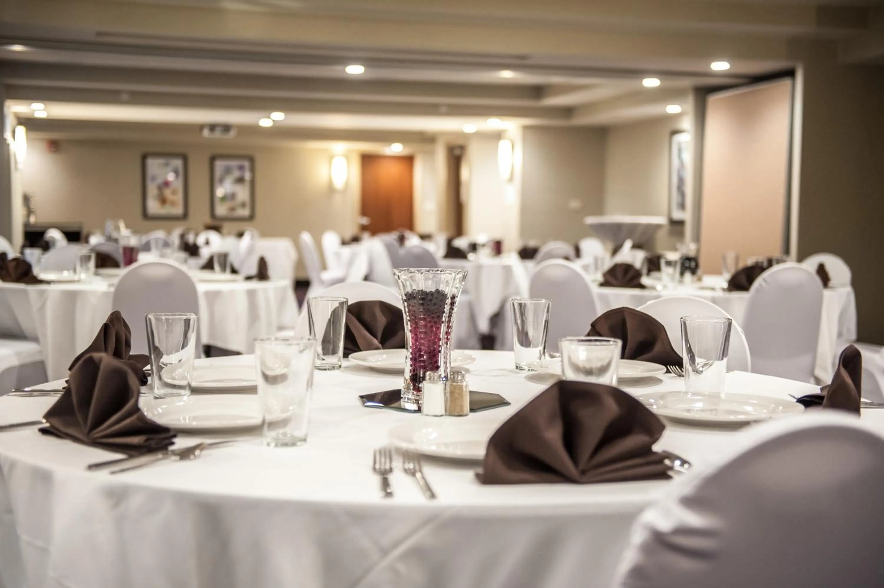 Meeting/conference room, Restaurant/Places to Eat in Holiday Inn Little Rock West - Chenal Pkwy, an IHG Hotel