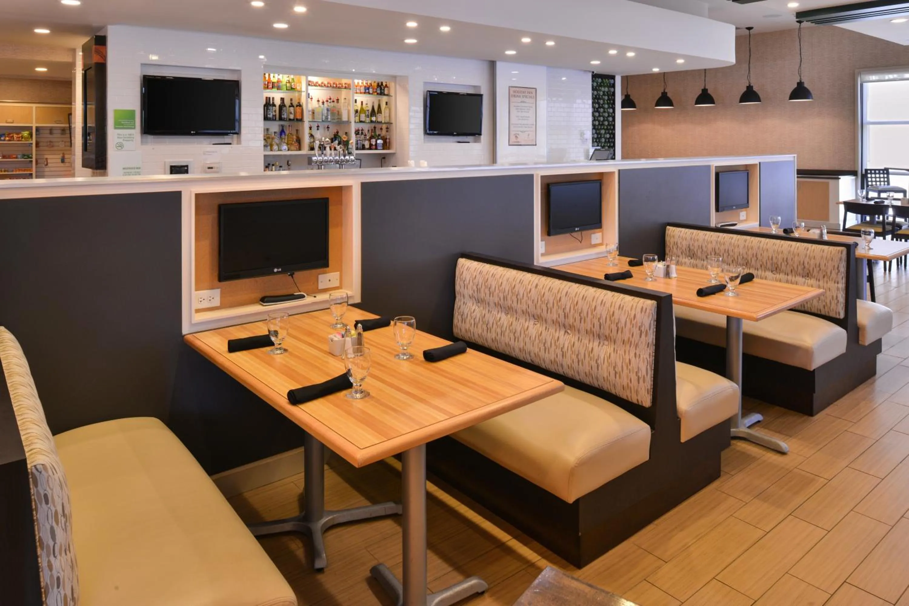 Restaurant/places to eat in Holiday Inn Little Rock West - Chenal Pkwy, an IHG Hotel