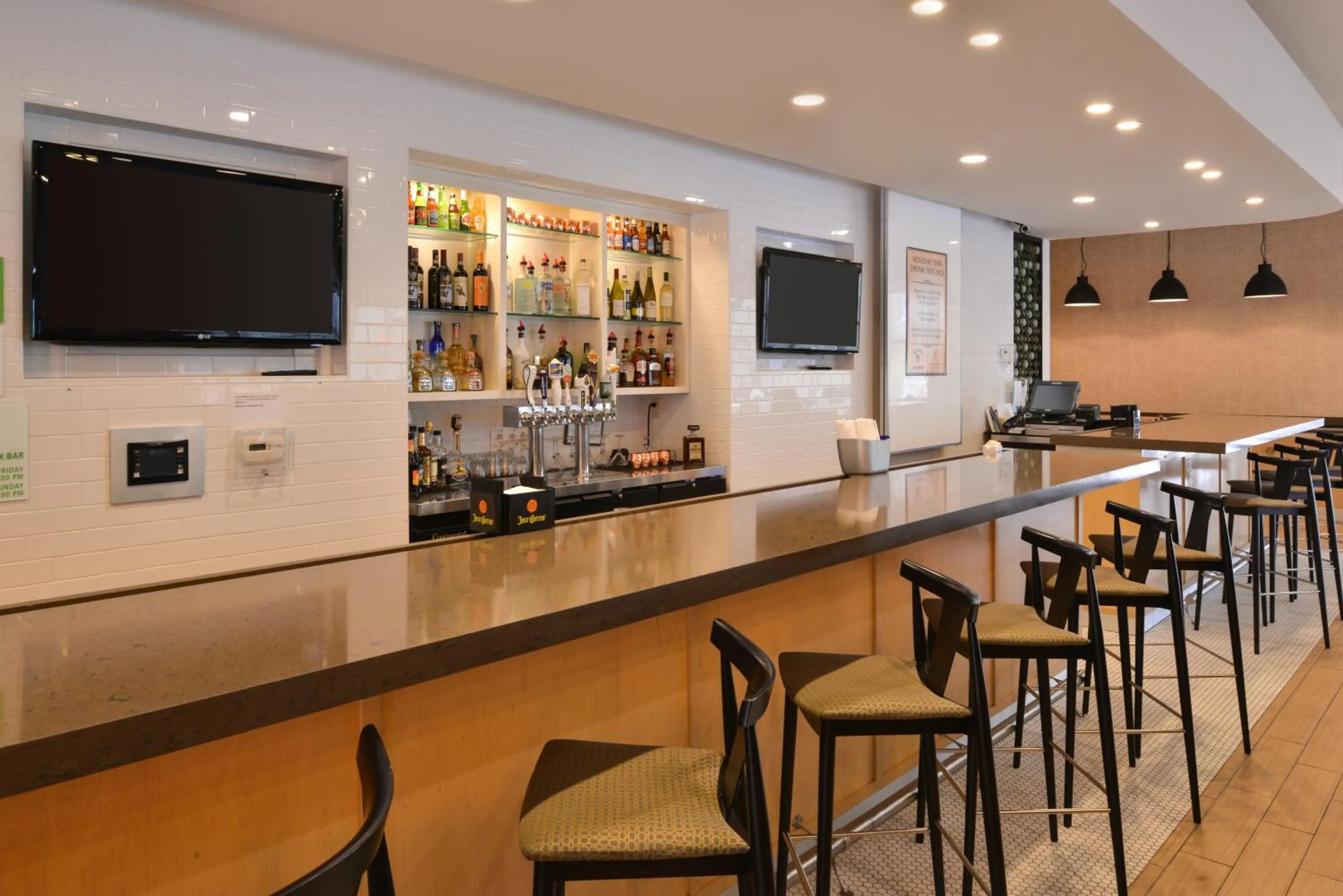 Lounge or bar, Lounge/Bar in Holiday Inn Little Rock West - Chenal Pkwy, an IHG Hotel