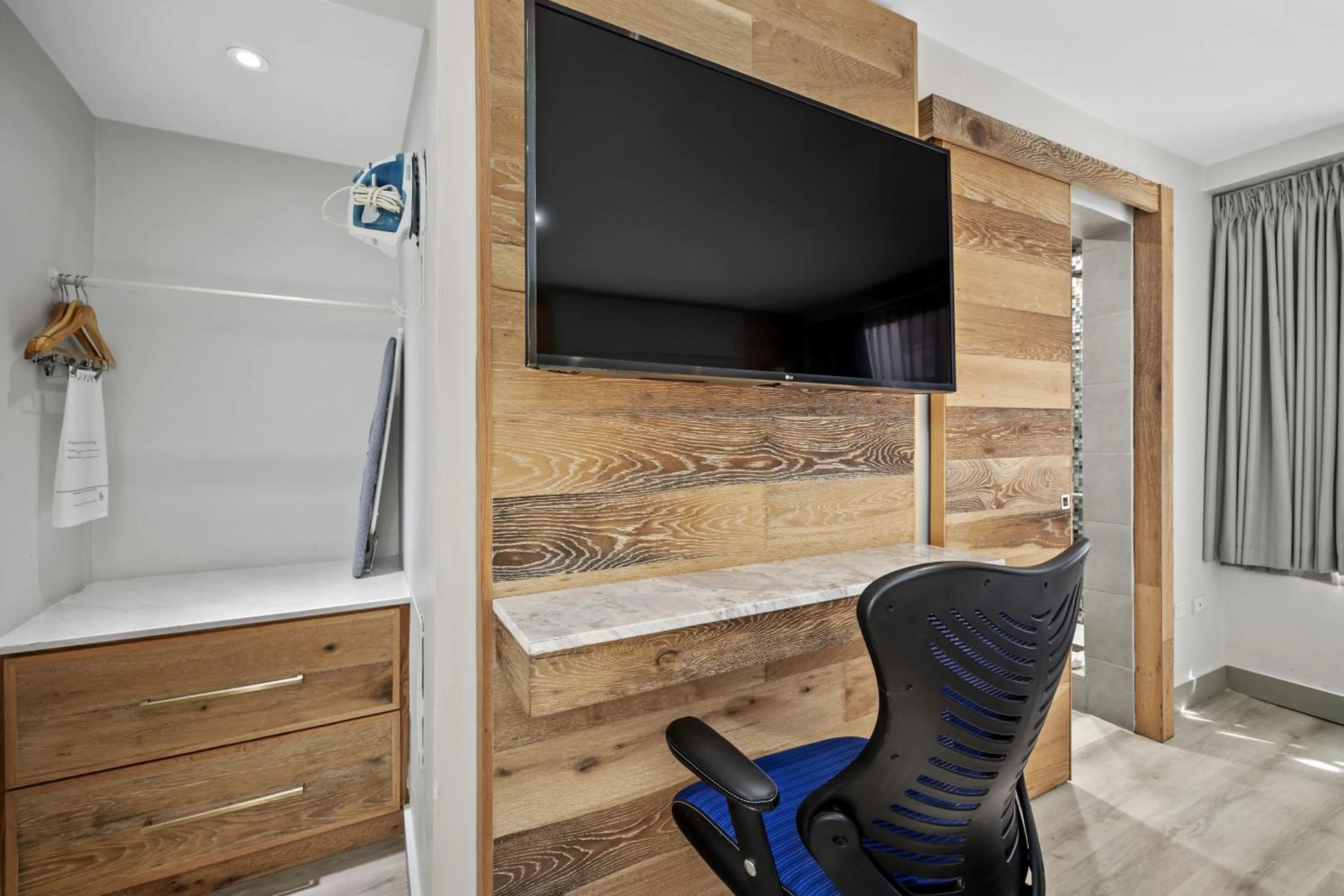 TV and multimedia in Holiday Inn Express San Juan Condado by IHG