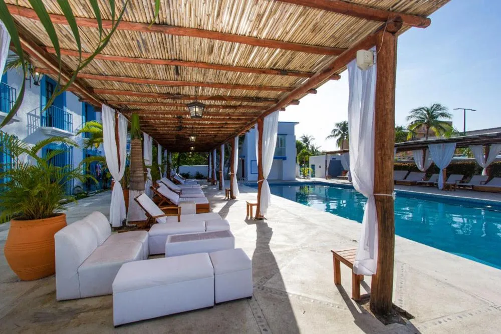 Swimming pool in Hotel Santa Cruz Huatulco