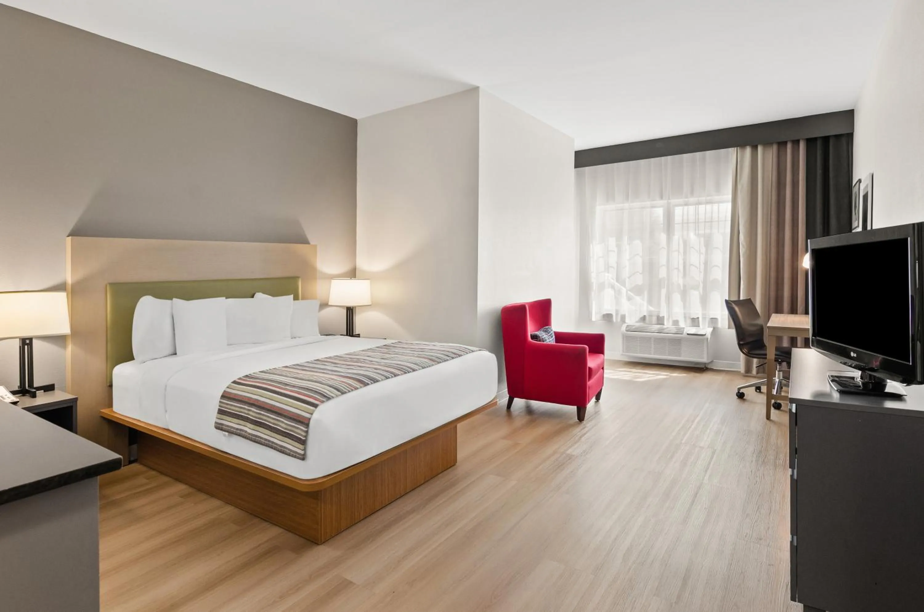 Bed in Country Inn & Suites by Radisson, Roanoke, VA