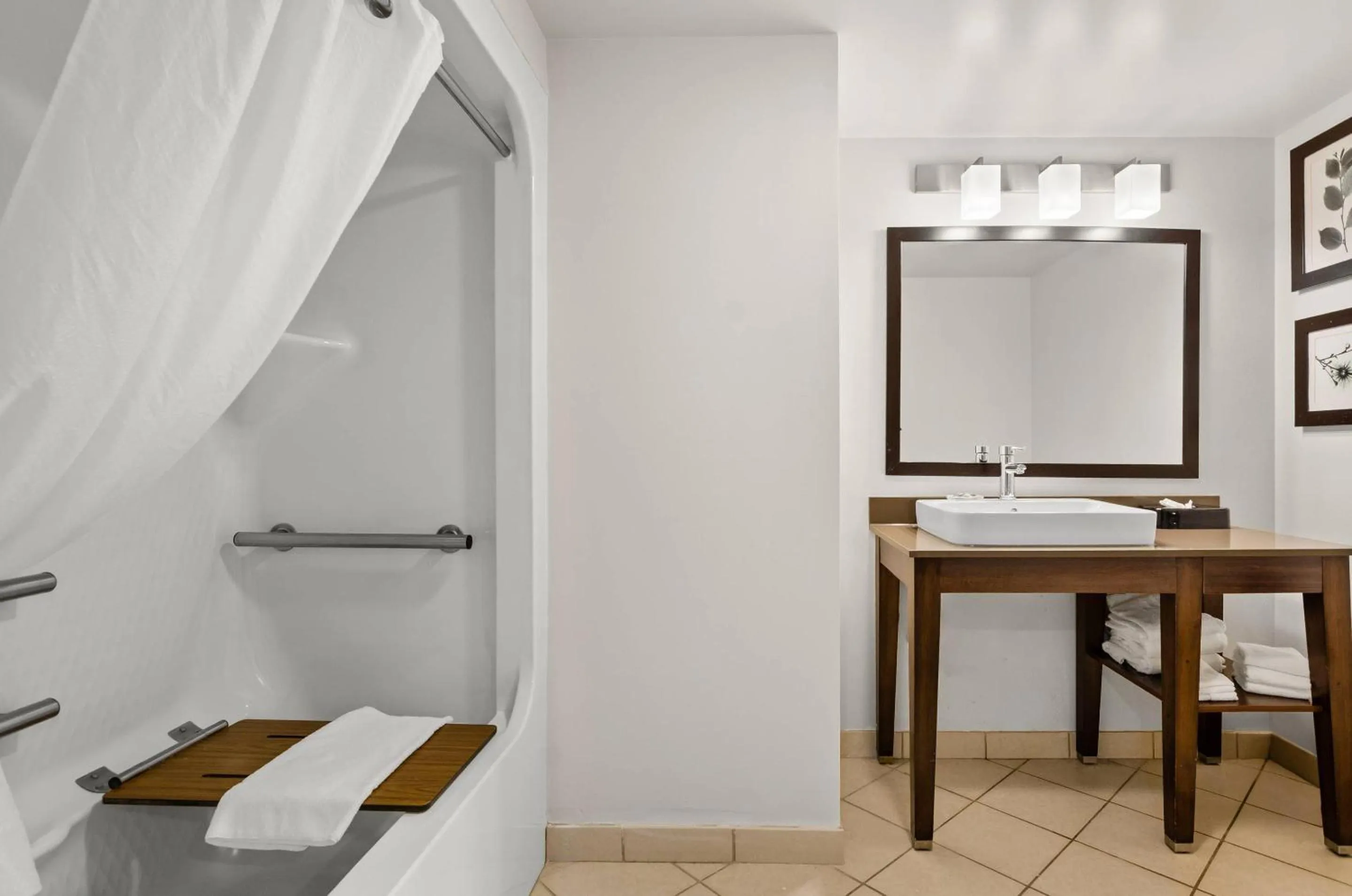 Bedroom in Country Inn & Suites by Radisson, Roanoke, VA