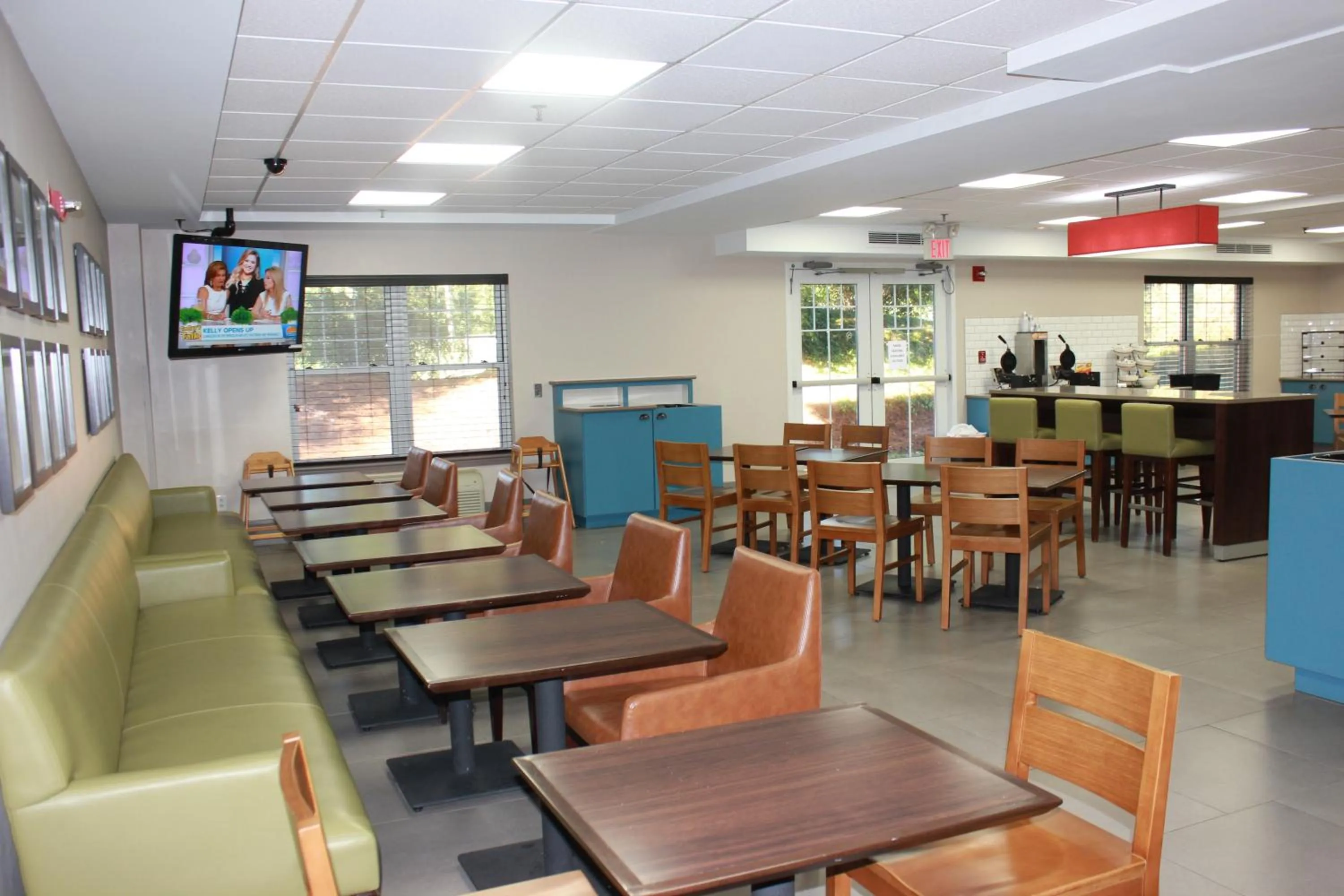 Buffet breakfast in Country Inn & Suites by Radisson, Roanoke, VA