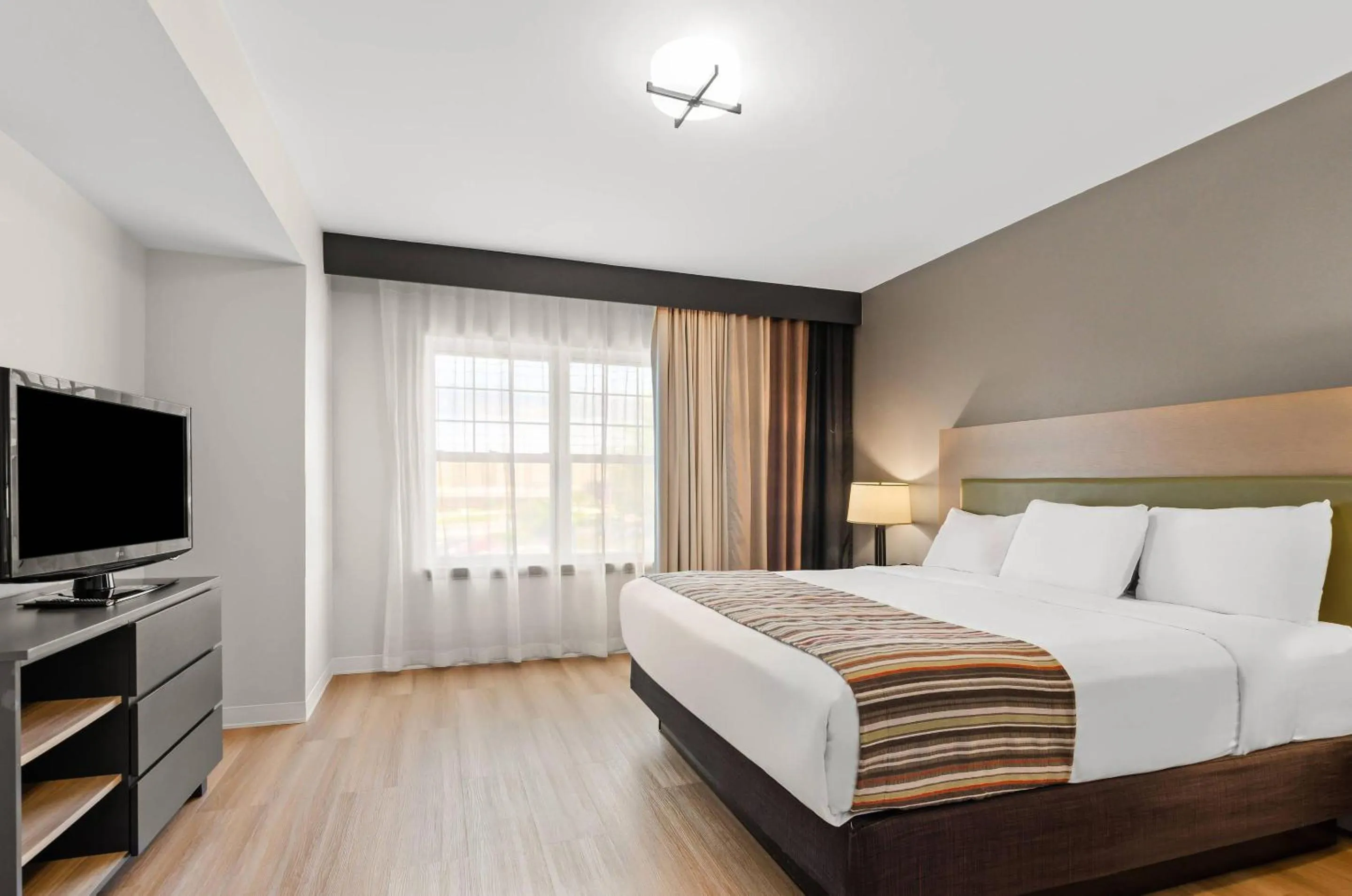 Bedroom, Bed in Country Inn & Suites by Radisson, Roanoke, VA