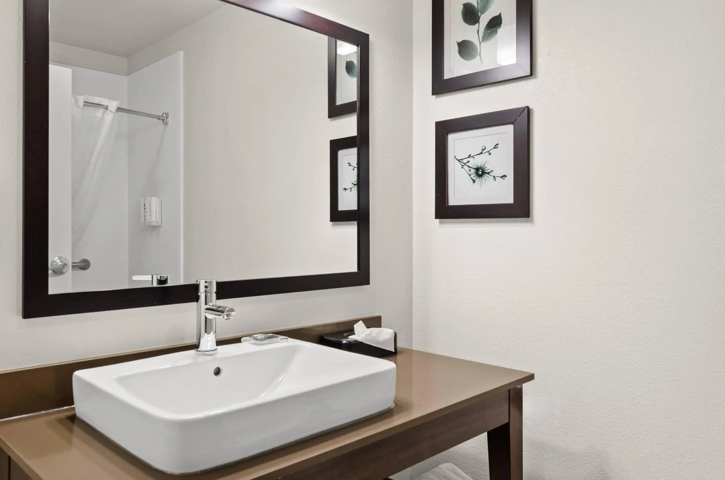 Bathroom in Country Inn & Suites by Radisson, Roanoke, VA