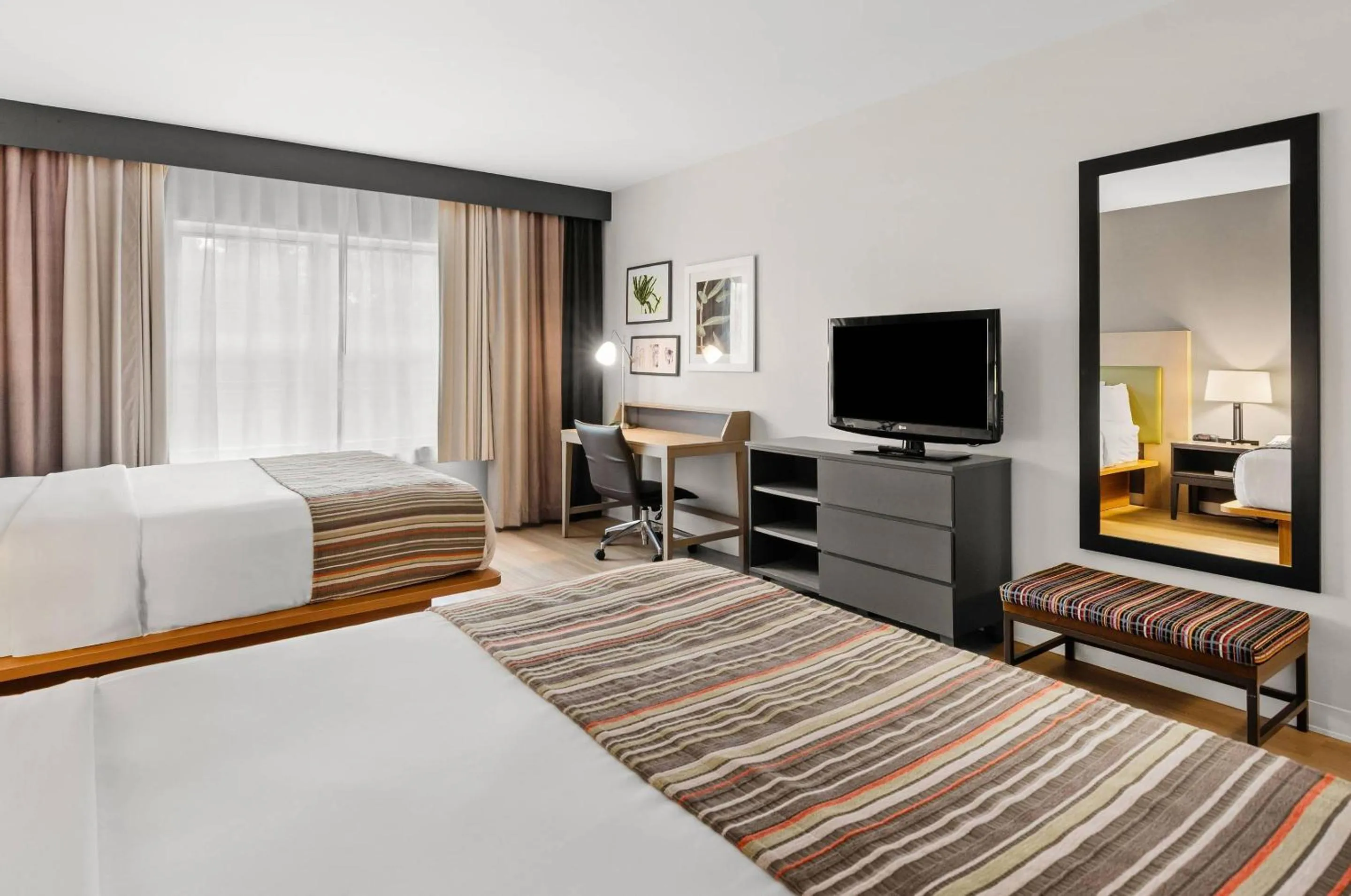 TV and multimedia, Bed in Country Inn & Suites by Radisson, Roanoke, VA
