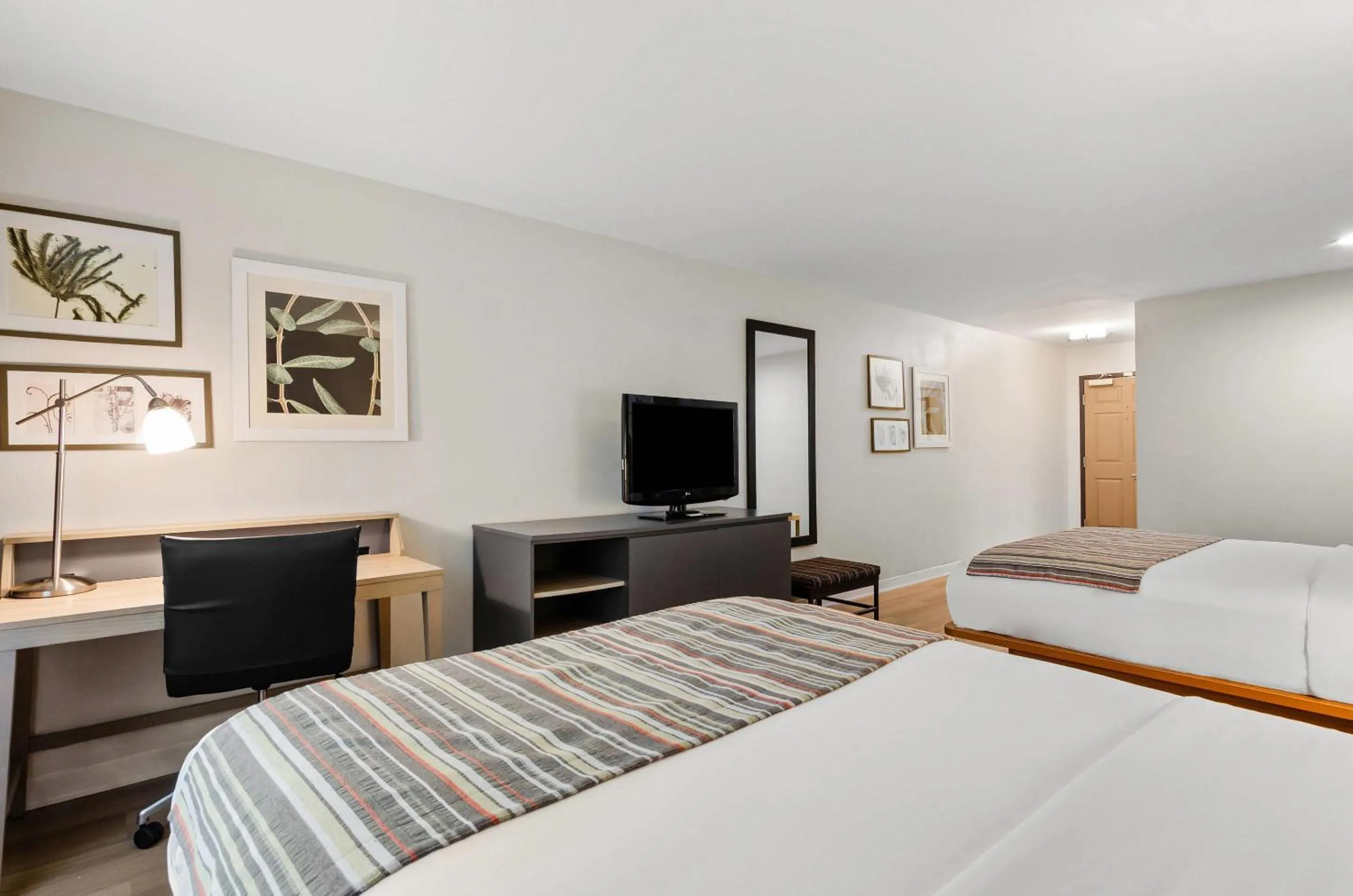 Bedroom, Bed in Country Inn & Suites by Radisson, Roanoke, VA