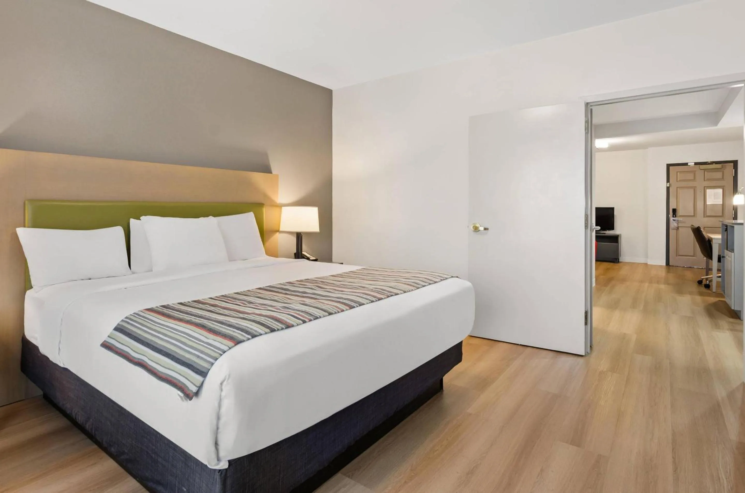 Bed in Country Inn & Suites by Radisson, Roanoke, VA