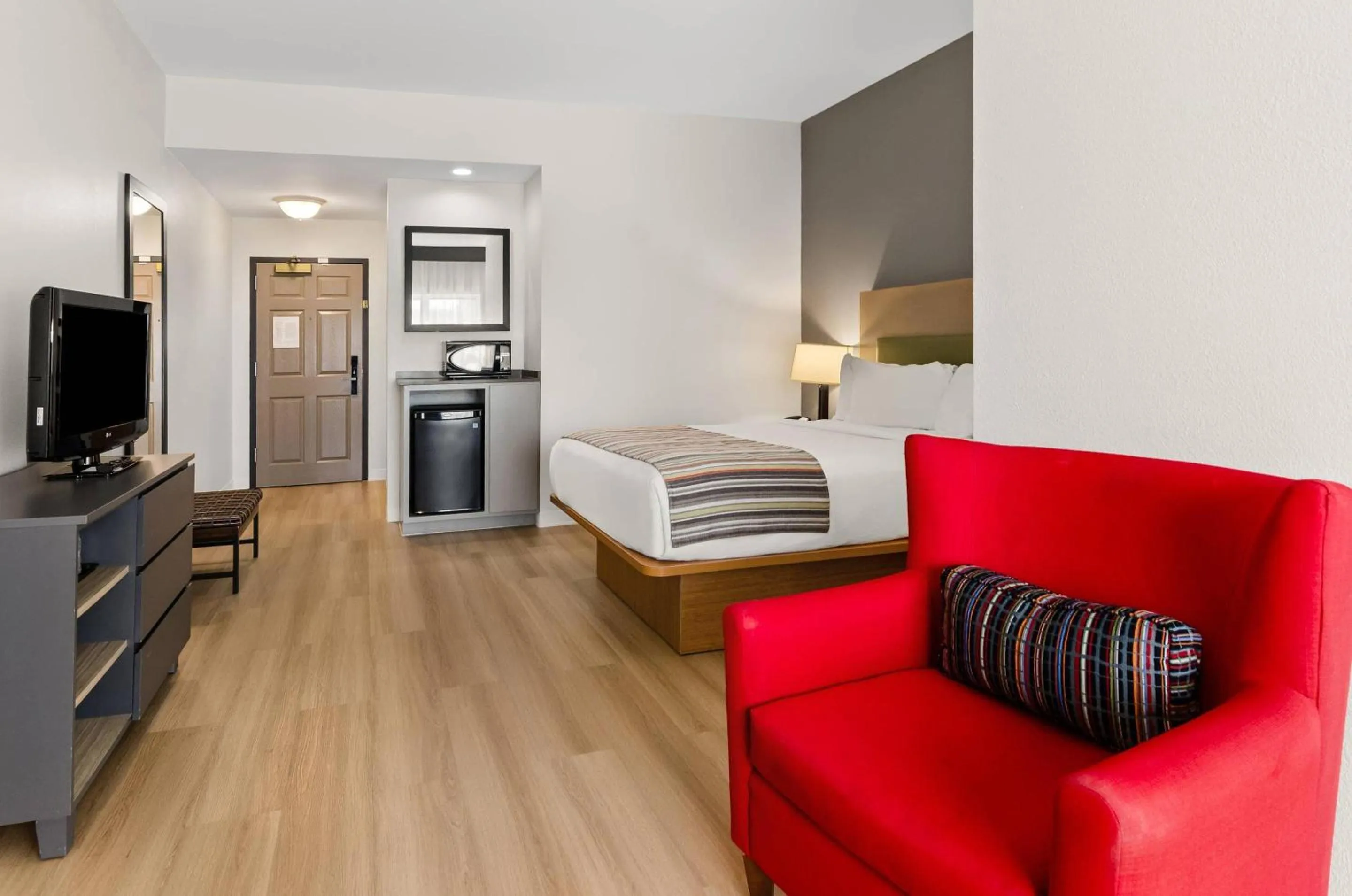 TV and multimedia in Country Inn & Suites by Radisson, Roanoke, VA