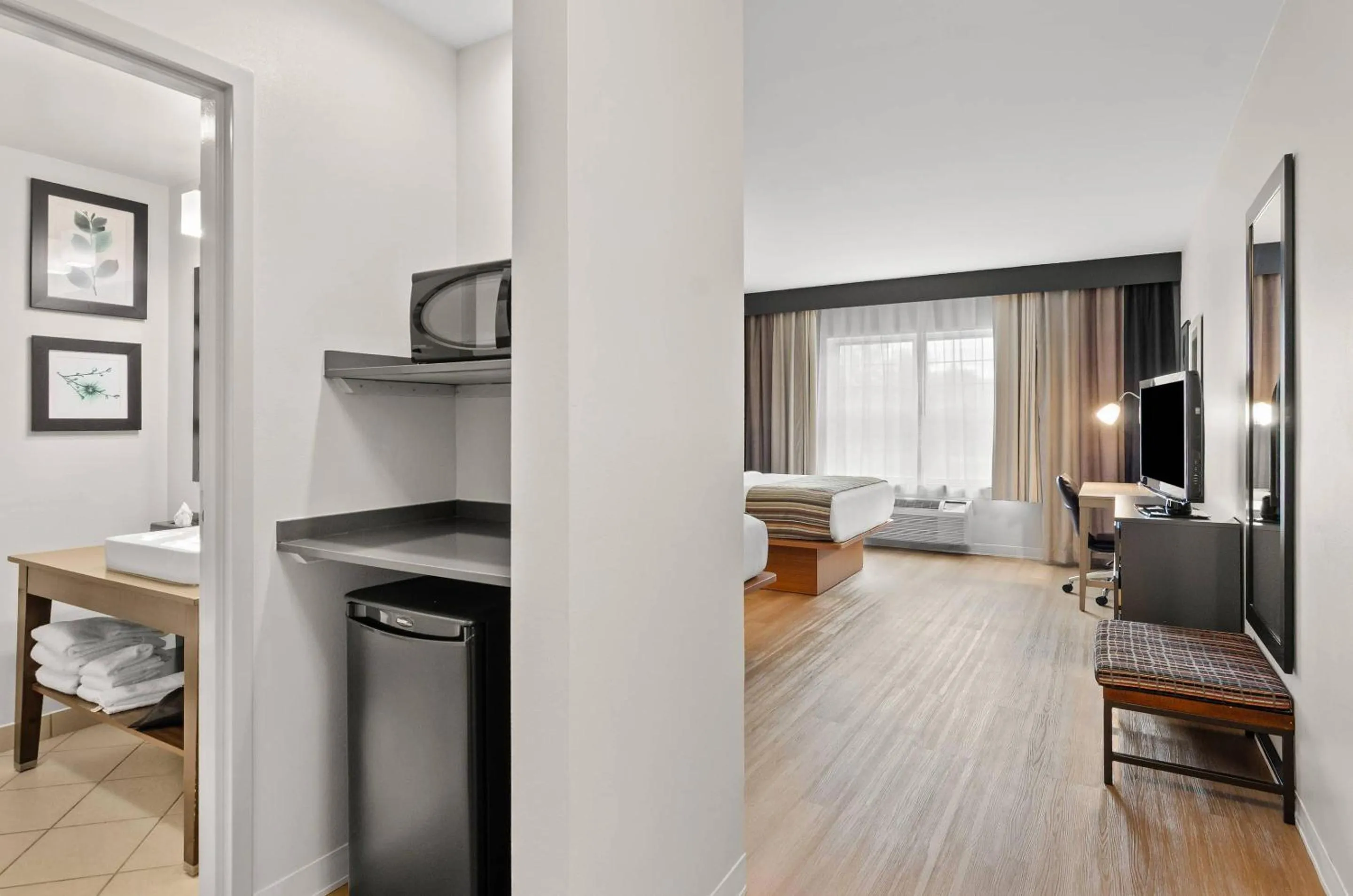 Bedroom, Bed in Country Inn & Suites by Radisson, Roanoke, VA