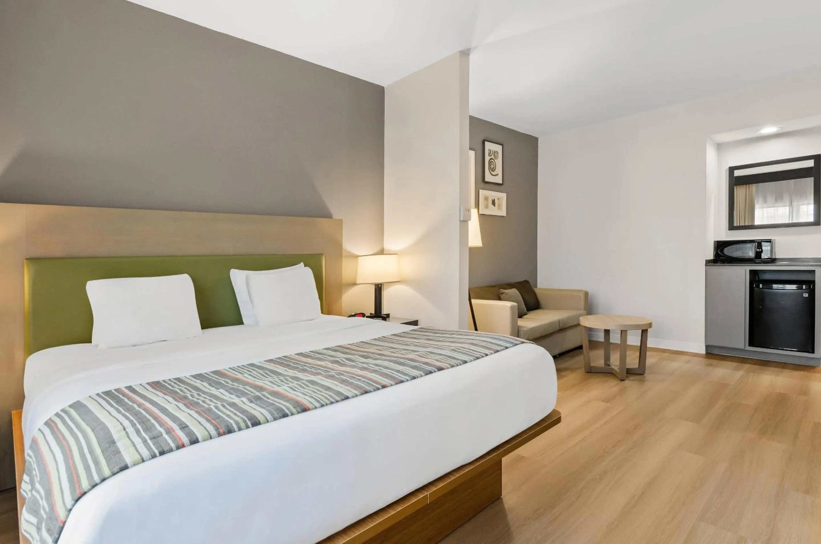 Bedroom, Bed in Country Inn & Suites by Radisson, Roanoke, VA