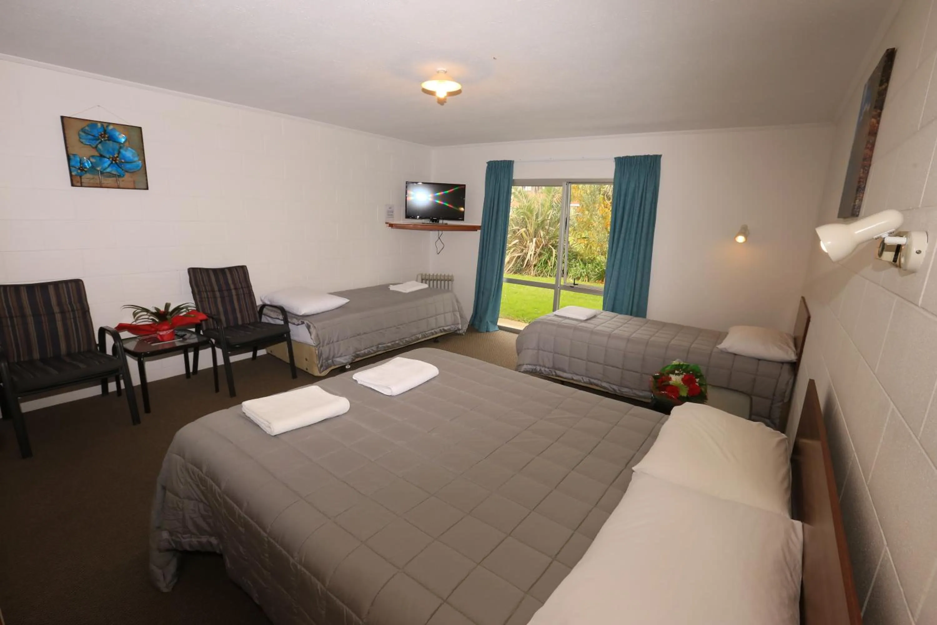 Photo of the whole room, Bed in Waiuku Motel