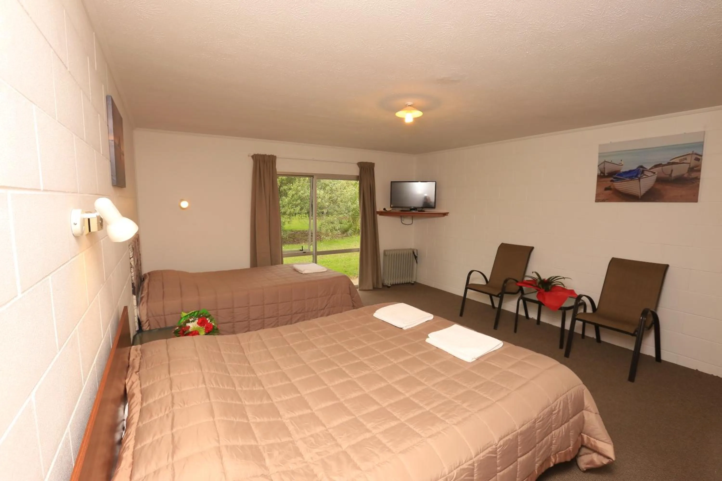 Photo of the whole room, Bed in Waiuku Motel